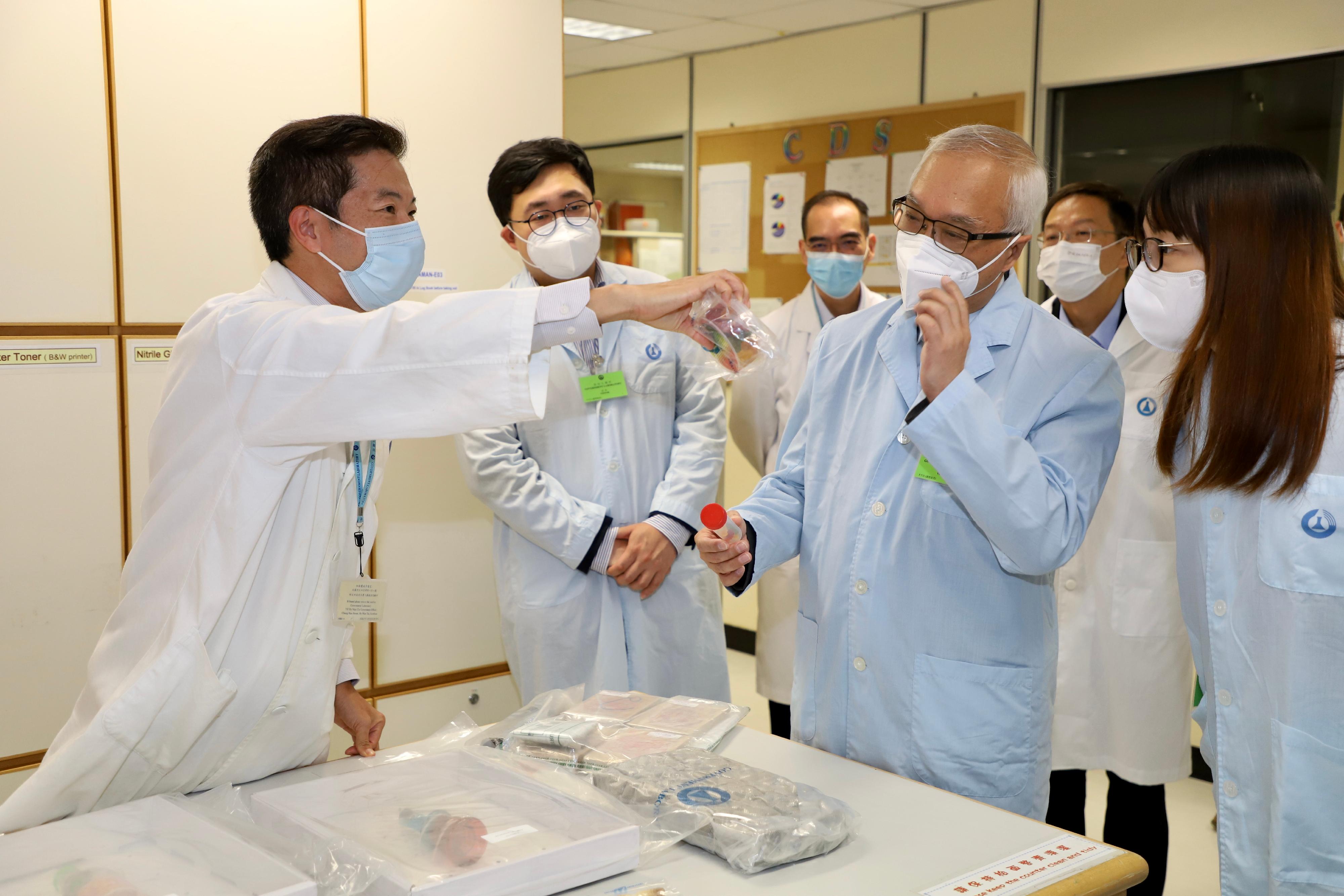 The Secretary for Environment and Ecology, Mr Tse Chin-wan, today (November 29) visited the Government Laboratory to learn more about the work of the department. Photo shows Mr Tse (second right), visiting the Controlled Drugs Sections to gain a better understanding on the comprehensive controlled drug examination services provided by their professional staff in assisting law enforcement agencies.