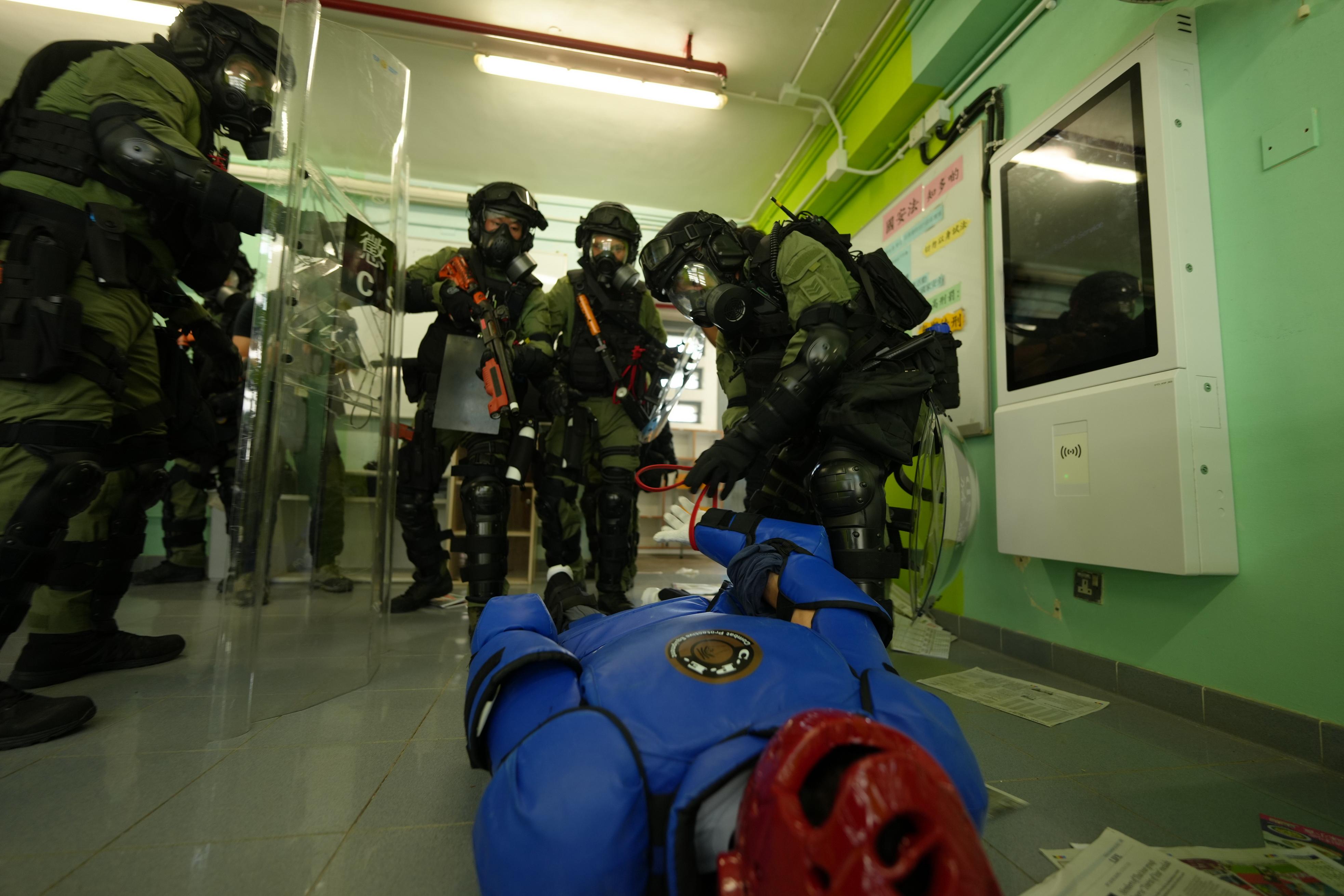 The Correctional Services Department (CSD) conducted an emergency exercise, code-named Concord XXI, today (November 30) to test the emergency response of its various units in different scenarios including mass indiscipline of persons in custody, a hostage-taking situation and members of the public attempting to damage correctional facilities at Sha Tsui Correctional Institution. Photo shows the CSD’s Regional Response Team subduing a person in custody who has violated discipline.