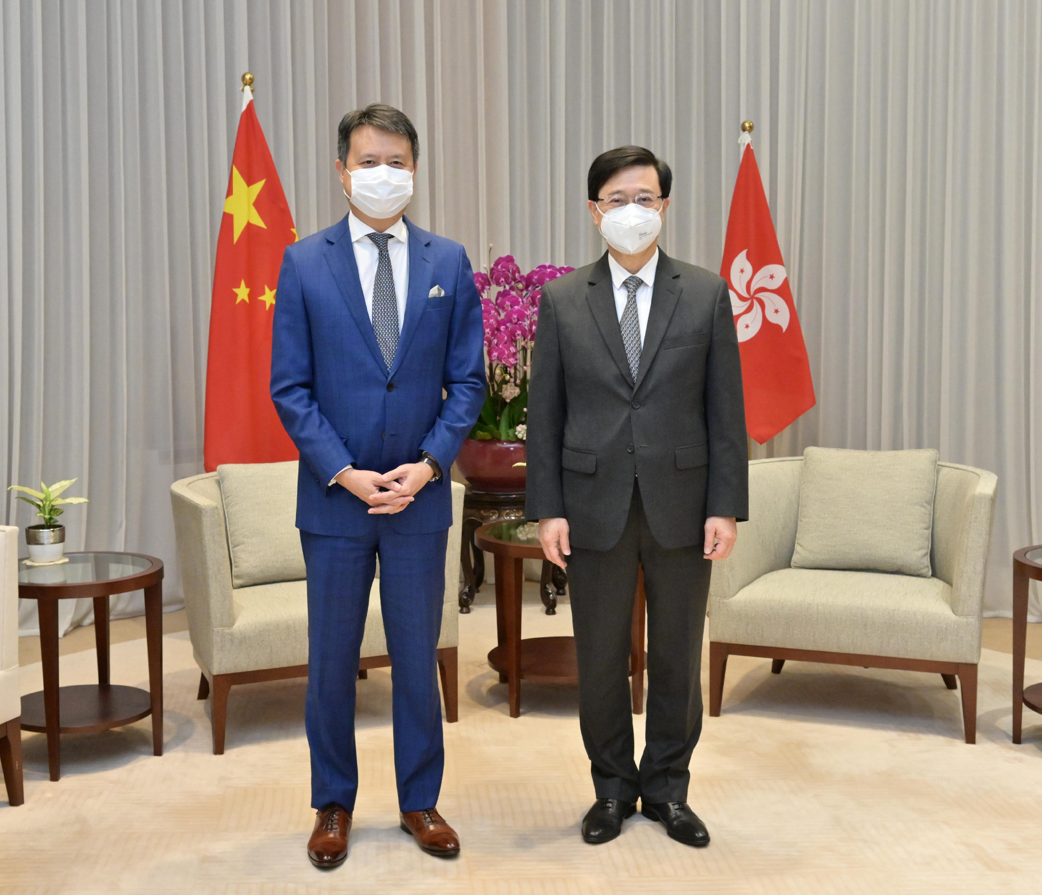 The Chief Executive, Mr John Lee (right), today (November 30) met the Director General of the World Intellectual Property Organization, Mr Daren Tang (left).