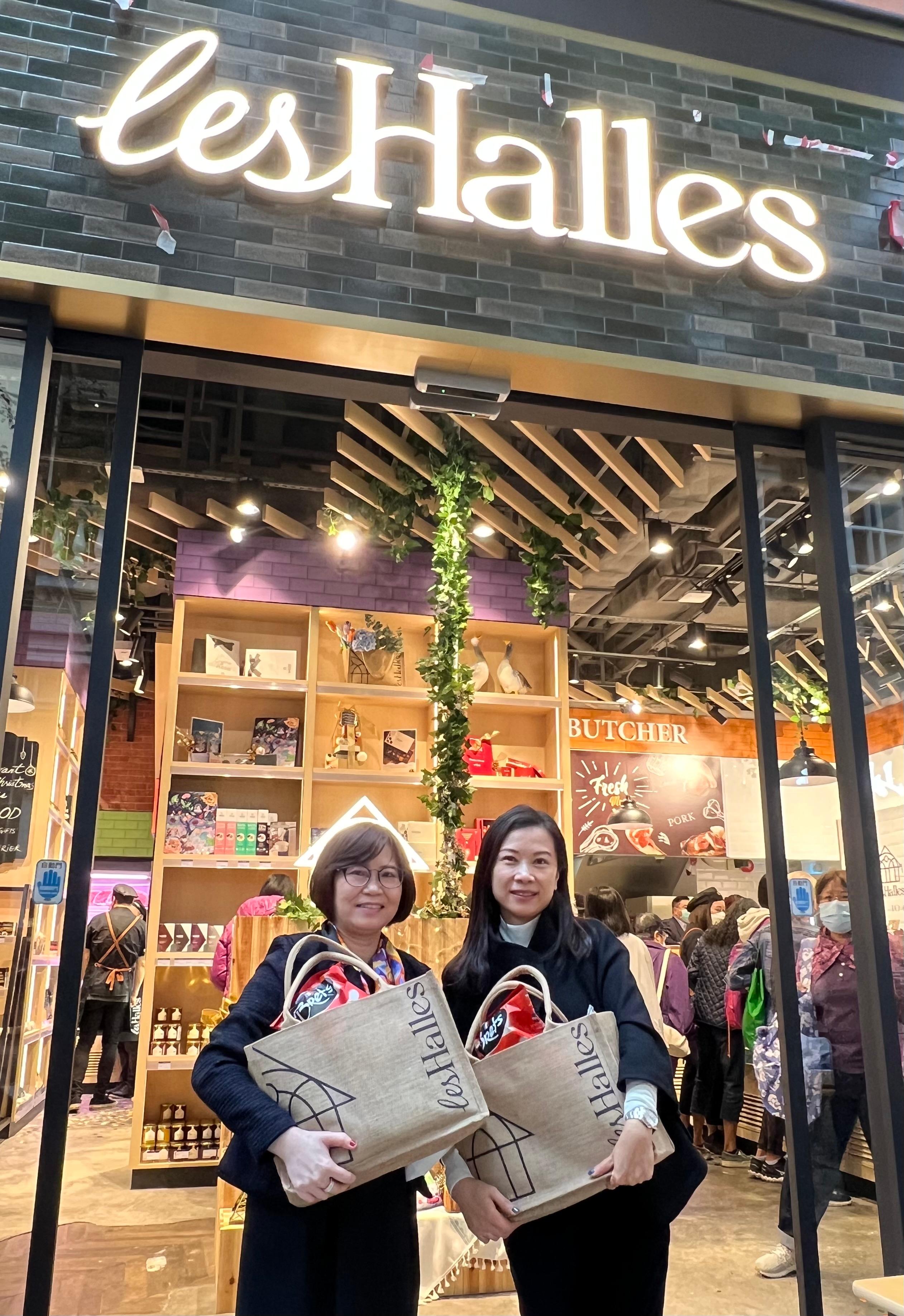由國際高級食品進口及分銷商Classic Fine Foods在香港開設的全新歐洲食品專門店Les Halles今日（十二月一日）正式開幕，鞏固其在業界的地位，為本地顧客提供多元而全面的購物和美食體驗。圖示Classic Fine Foods （Hong Kong） Limited副董事總經理（零售部門）鄧可怡（左）和投資推廣署旅遊及款待項目主管黃思敏。