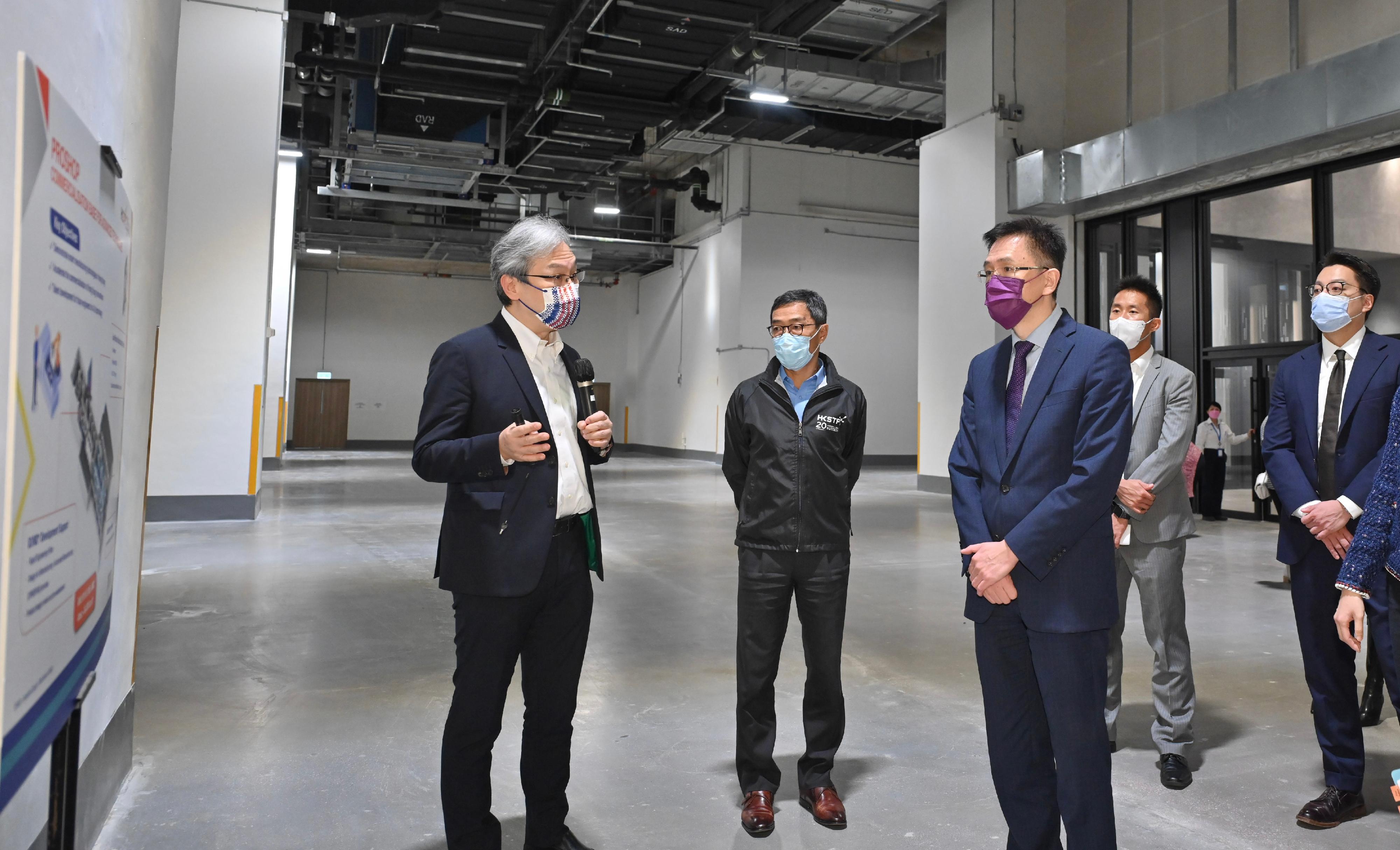 The Secretary for Innovation, Technology and Industry, Professor Sun Dong (centre), visited the Advanced Manufacturing Centre (AMC) at the Tseung Kwan O InnoPark today (December 1) to keep abreast of the latest developments of the AMC. Photo shows Professor Sun receiving a briefing on the ProShop, a shared platform for enterprises to carry out prototyping, and low-volume assembly and production.