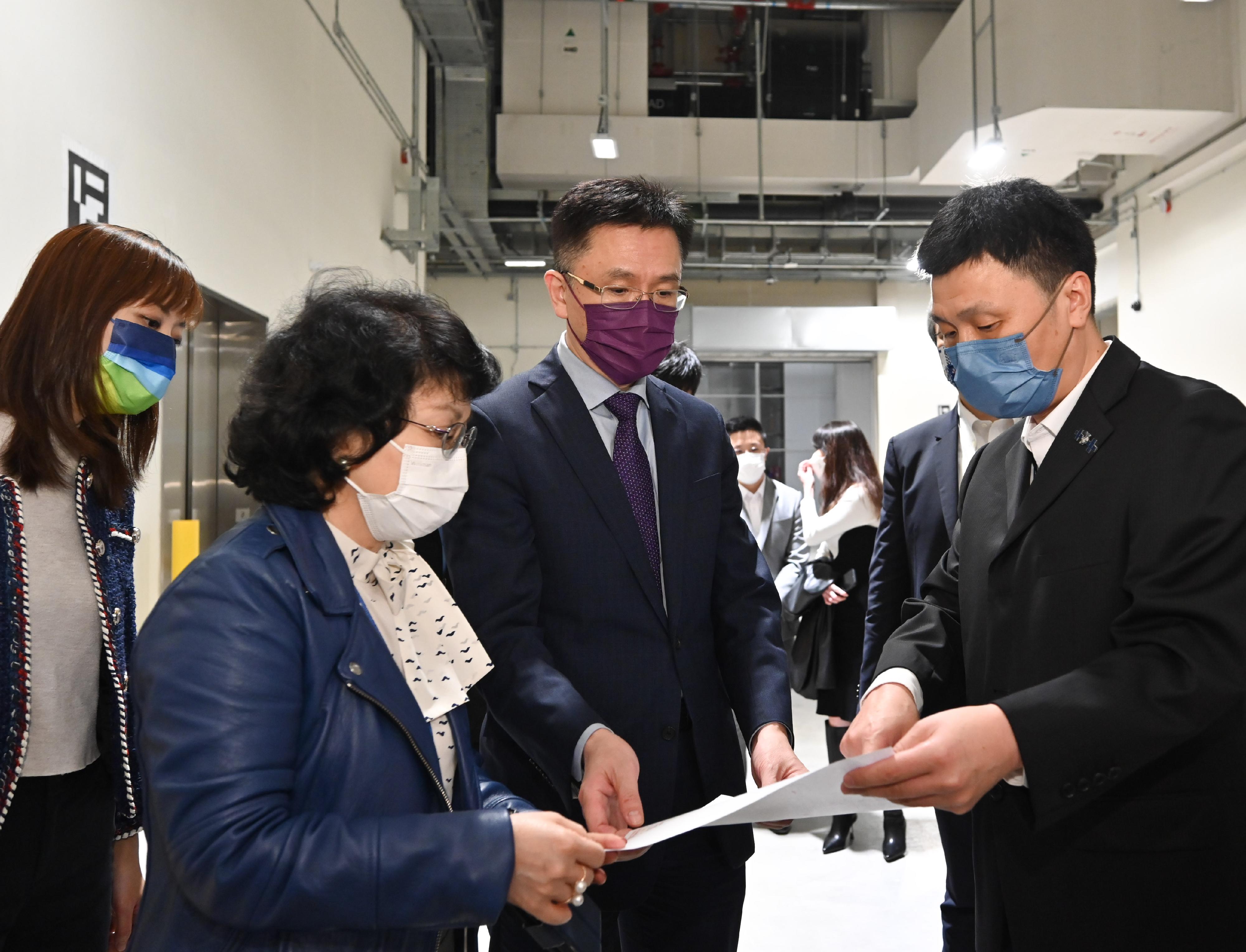 The Secretary for Innovation, Technology and Industry, Professor Sun Dong (second right), visits an enterprise in the Advanced Manufacturing Centre today (December 1) and receives a briefing on design and manufacturing of commercial aerospace satellites. Looking on is the Under Secretary for Innovation, Technology and Industry, Ms Lillian Cheong (first left).