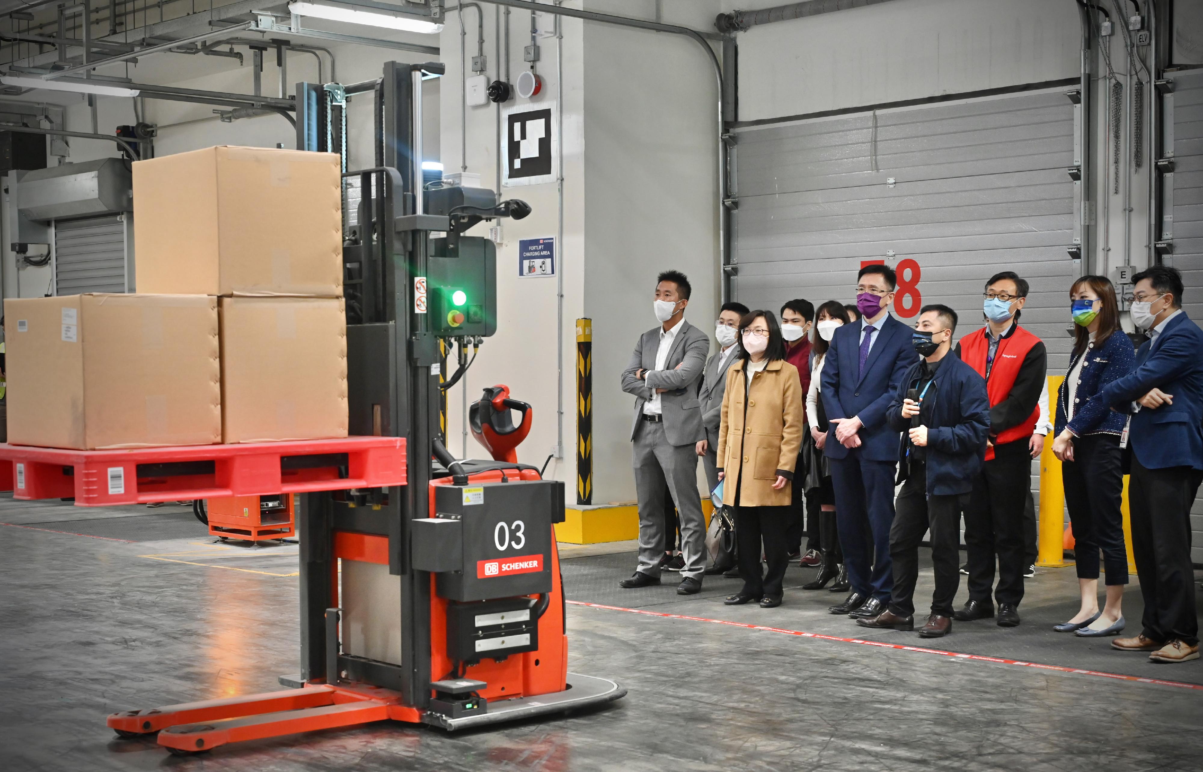 The Secretary for Innovation, Technology and Industry, Professor Sun Dong (fifth right), visits an enterprise that focuses on smart logistics and supply chain management in the Advanced Manufacturing Centre today (December 1). Looking on is the Under Secretary for Innovation, Technology and Industry, Ms Lillian Cheong (second right), and the Commissioner for Innovation and Technology, Ms Rebecca Pun (sixth right).