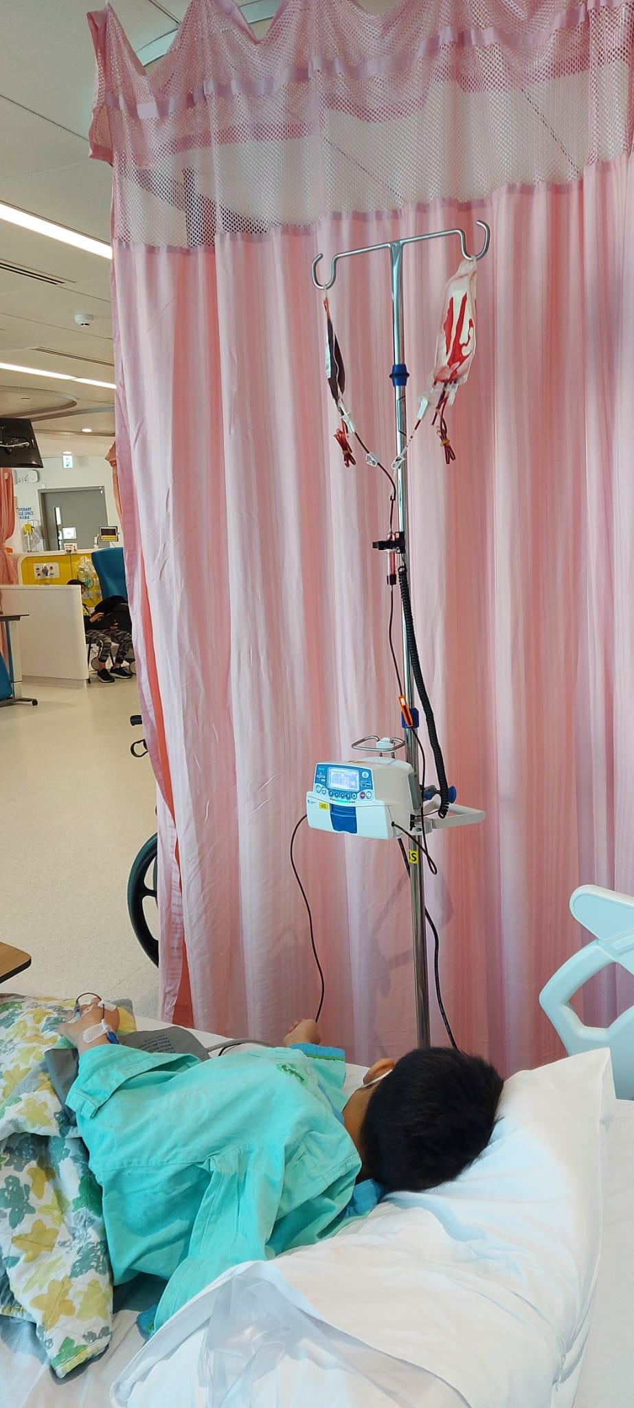香港紅十字會輸血服務中心今日（十二月二日）呼籲市民盡快捐血，補充本地血庫。圖示重型地中海貧血症患者賢仔（化名）到醫院接受輸血治療。