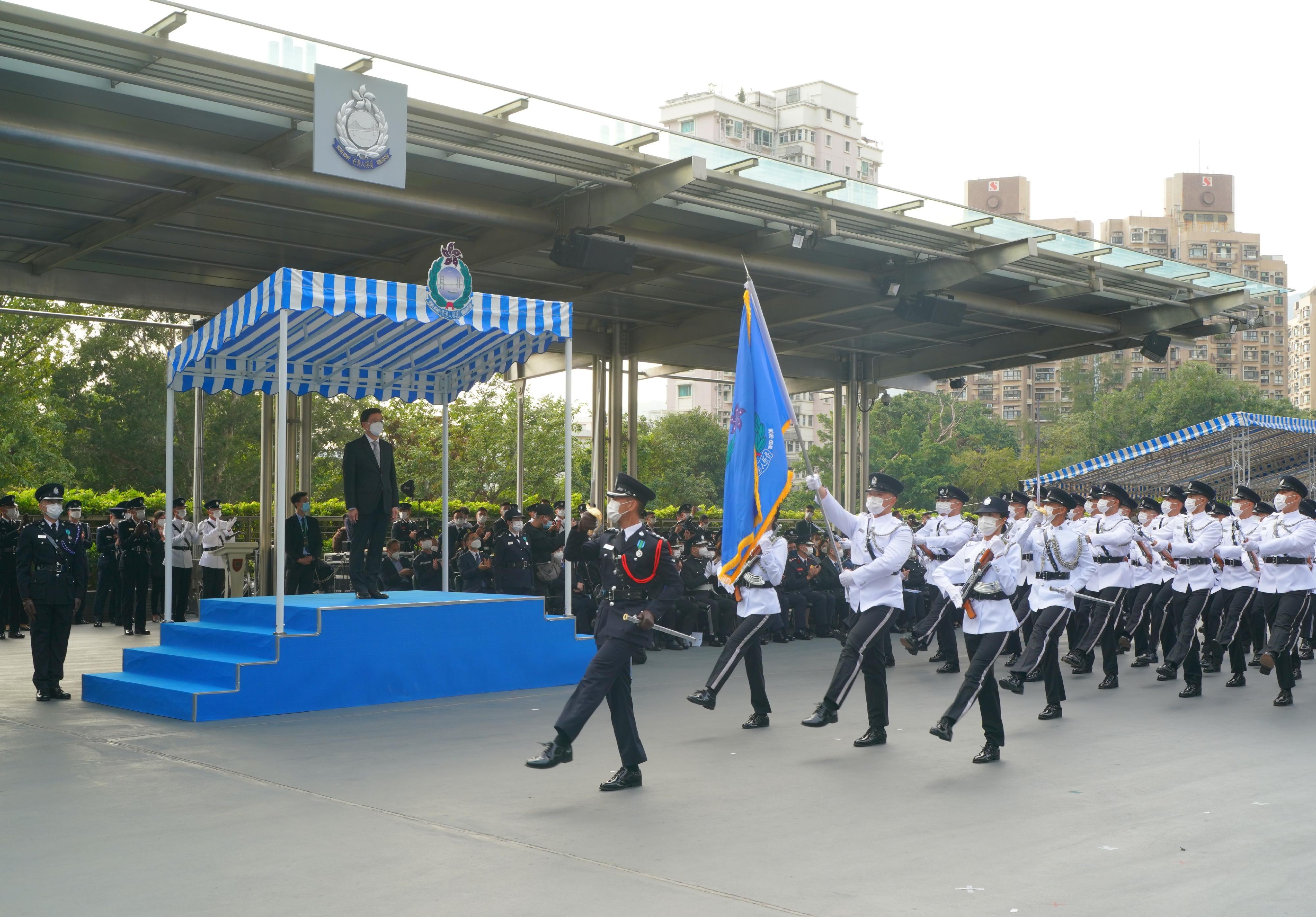 The Immigration Department Passing-out Parade was held today (December 2). Photo shows passing-out officers forming a grand phalanx and goose-stepping past the dais in the Chinese-style footdrill performance.