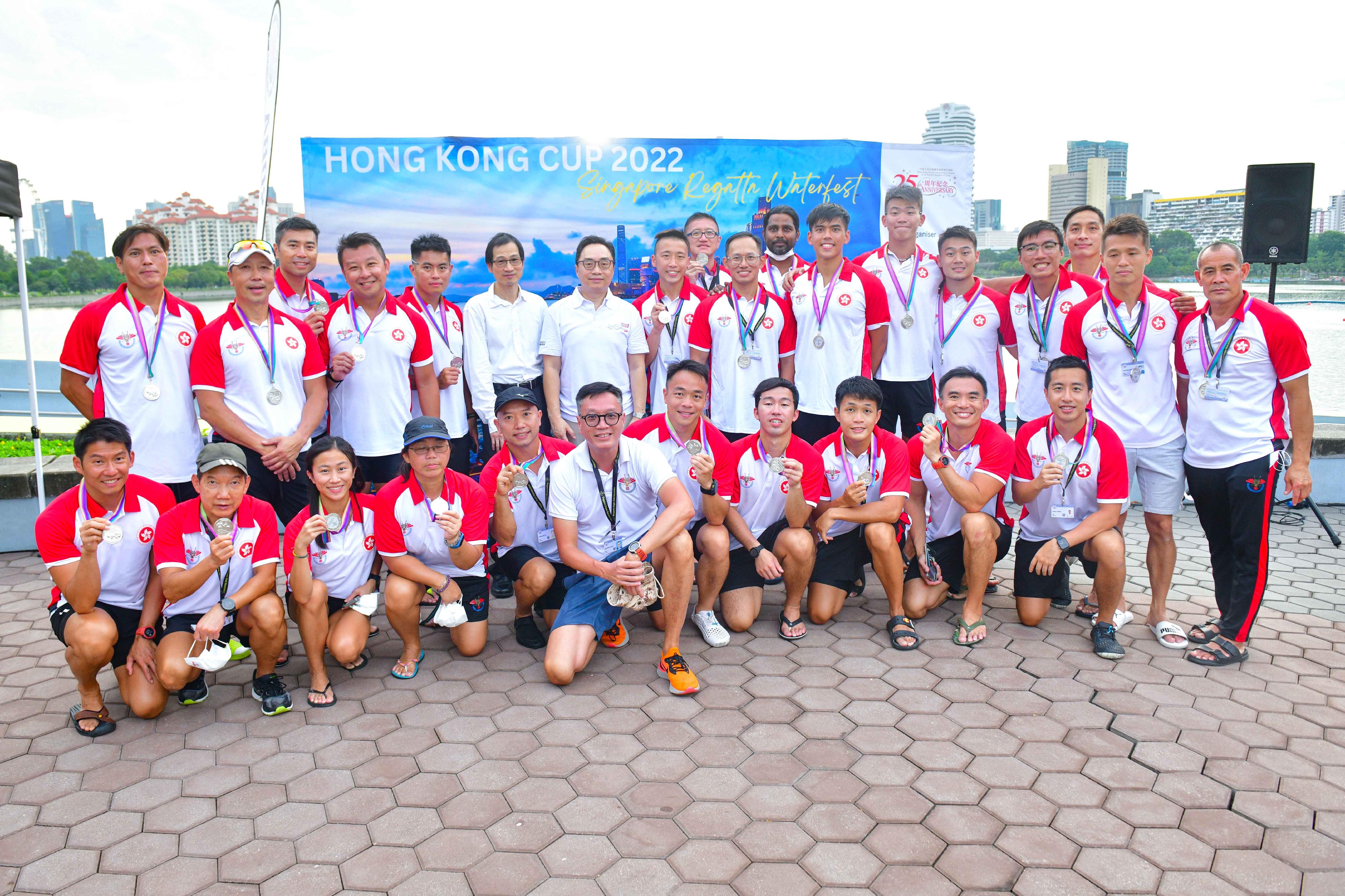 The Hong Kong Economic and Trade Office in Singapore (Singapore ETO) hosted the Hong Kong Cup 2022 dragon boat races during the Singapore Regatta Waterfest yesterday and today (December 3 and 4) to celebrate the 25th anniversary of the establishment of the Hong Kong Special Administrative Region. Photo shows the Director of the Singapore ETO, Mr Owin Fung (second row, seventh left), with the Hong Kong team, which finished second in the Hong Kong Cup Open race.