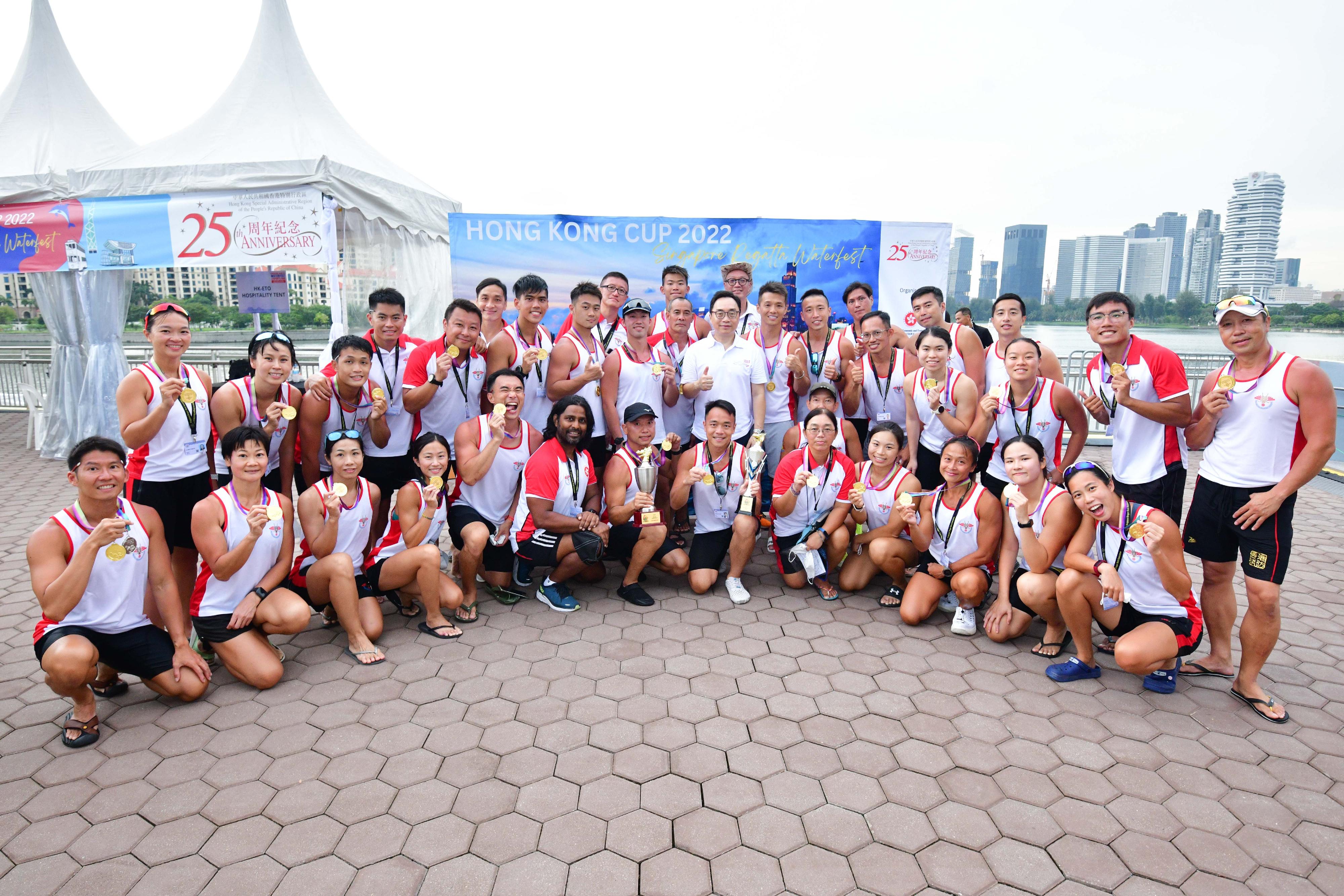 The Hong Kong Economic and Trade Office in Singapore (Singapore ETO) hosted the Hong Kong Cup 2022 dragon boat races during the Singapore Regatta Waterfest yesterday and today (December 3 and 4) to celebrate the 25th anniversary of the establishment of the Hong Kong Special Administrative Region. Photo shows the Director of the Singapore ETO, Mr Owin Fung (second row, eighth right), with the Hong Kong team, which finished first in the Hong Kong Cup Mixed race.