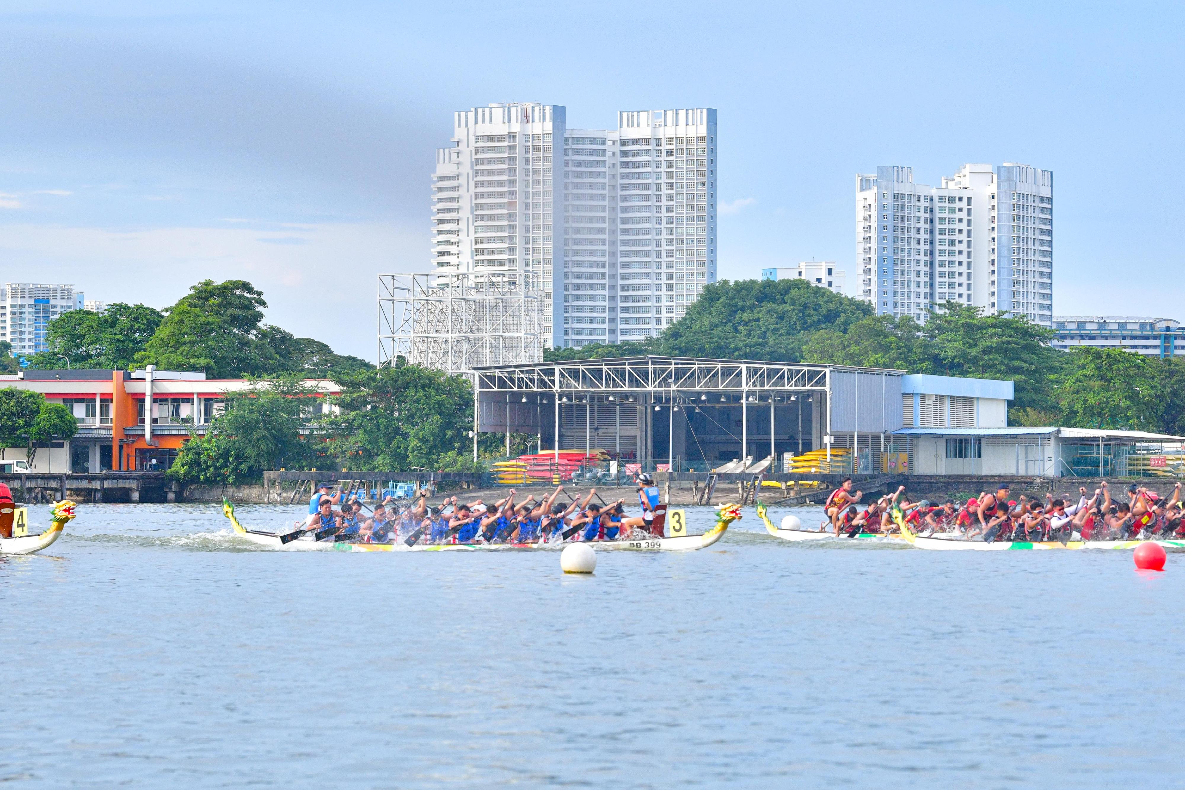 The Hong Kong Economic and Trade Office in Singapore hosted the Hong Kong Cup 2022 dragon boat races during the Singapore Regatta Waterfest yesterday and today (December 3 and 4) to celebrate the 25th anniversary of the establishment of the Hong Kong Special Administrative Region. Photo shows paddlers competing in the race. 