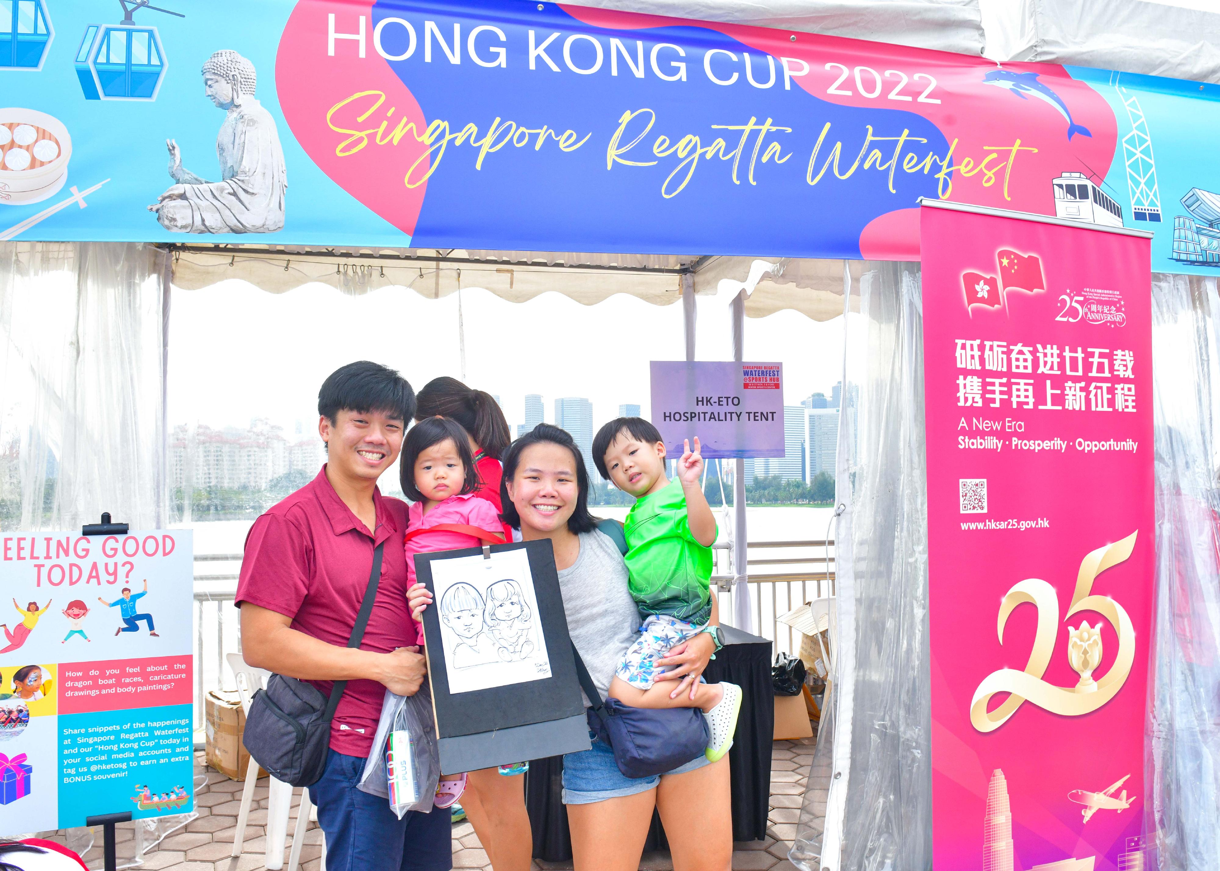 The Hong Kong Economic and Trade Office in Singapore (Singapore ETO) hosted the Hong Kong Cup 2022 dragon boat races during the Singapore Regatta Waterfest yesterday and today (December 3 and 4) to celebrate the 25th anniversary of the establishment of the Hong Kong Special Administrative Region. The Singapore ETO set up a booth at the venue to promote Hong Kong, distribute souvenirs and provide activities like caricature drawing for visitors.