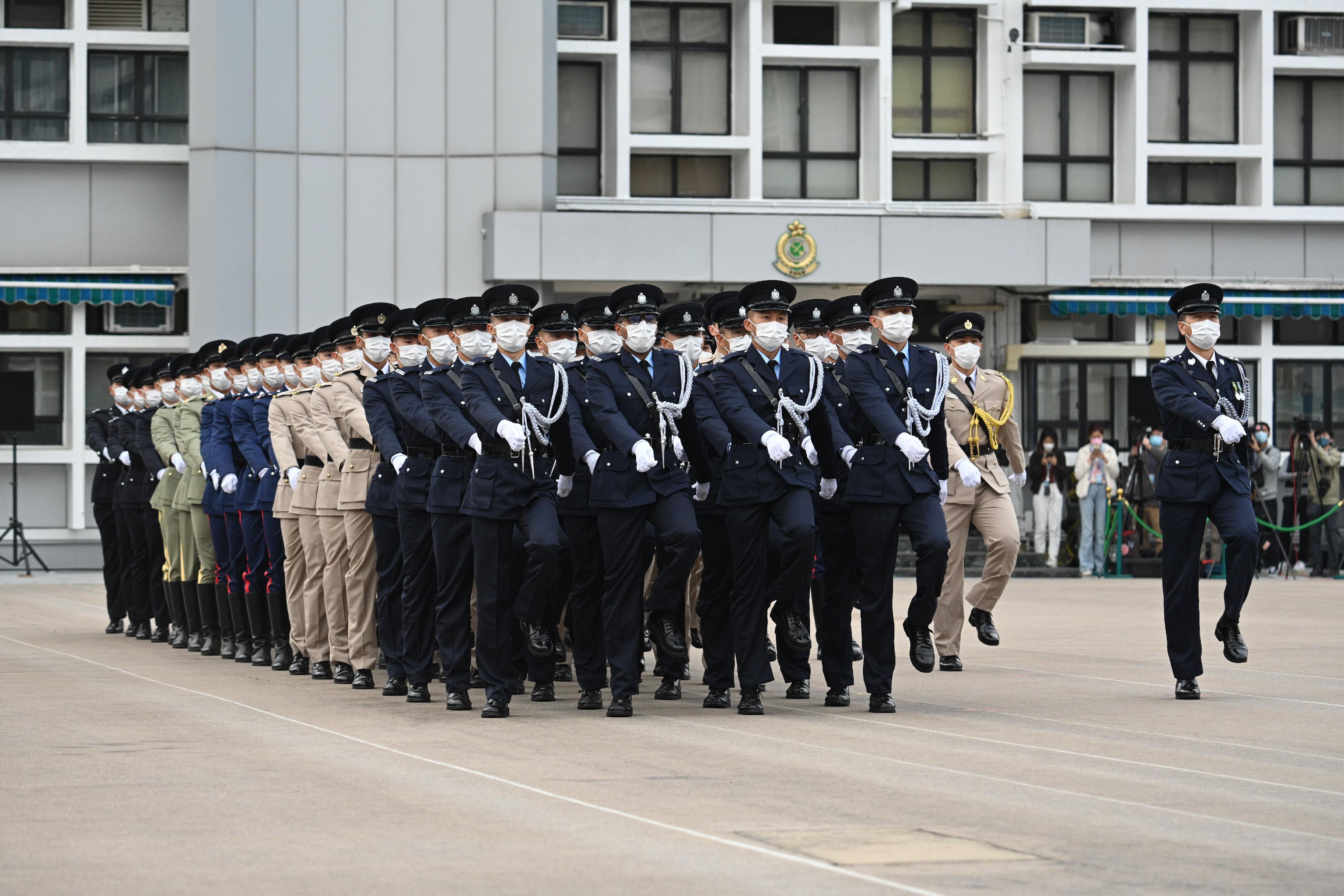 保安局今日（十二月四日）舉行憲法四十周年升旗儀式。圖示紀律部隊儀仗隊步操進場。