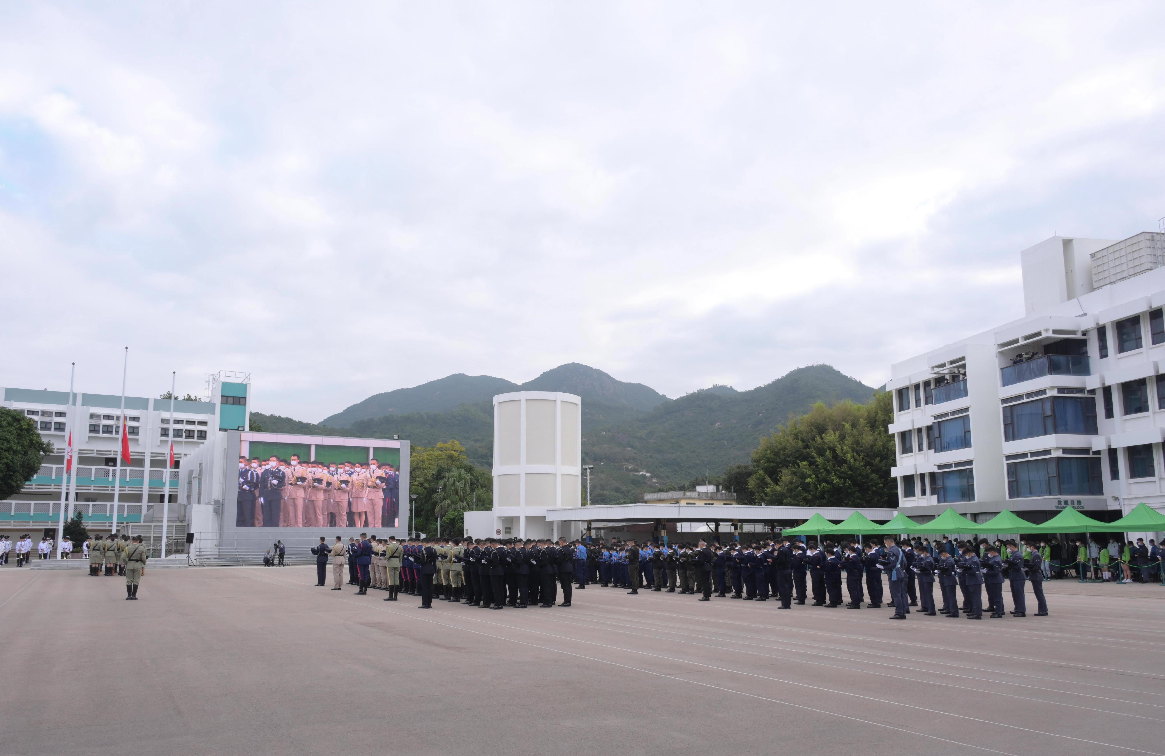 The Security Bureau held the Flag Raising Ceremony to Commemorate 40th Anniversary of Constitution today (December 4). The flag party lowered the flags to half mast and all participants observed a moment of silence to mourn the passing of Former President of the People’s Republic of China, Mr Jiang Zemin. 