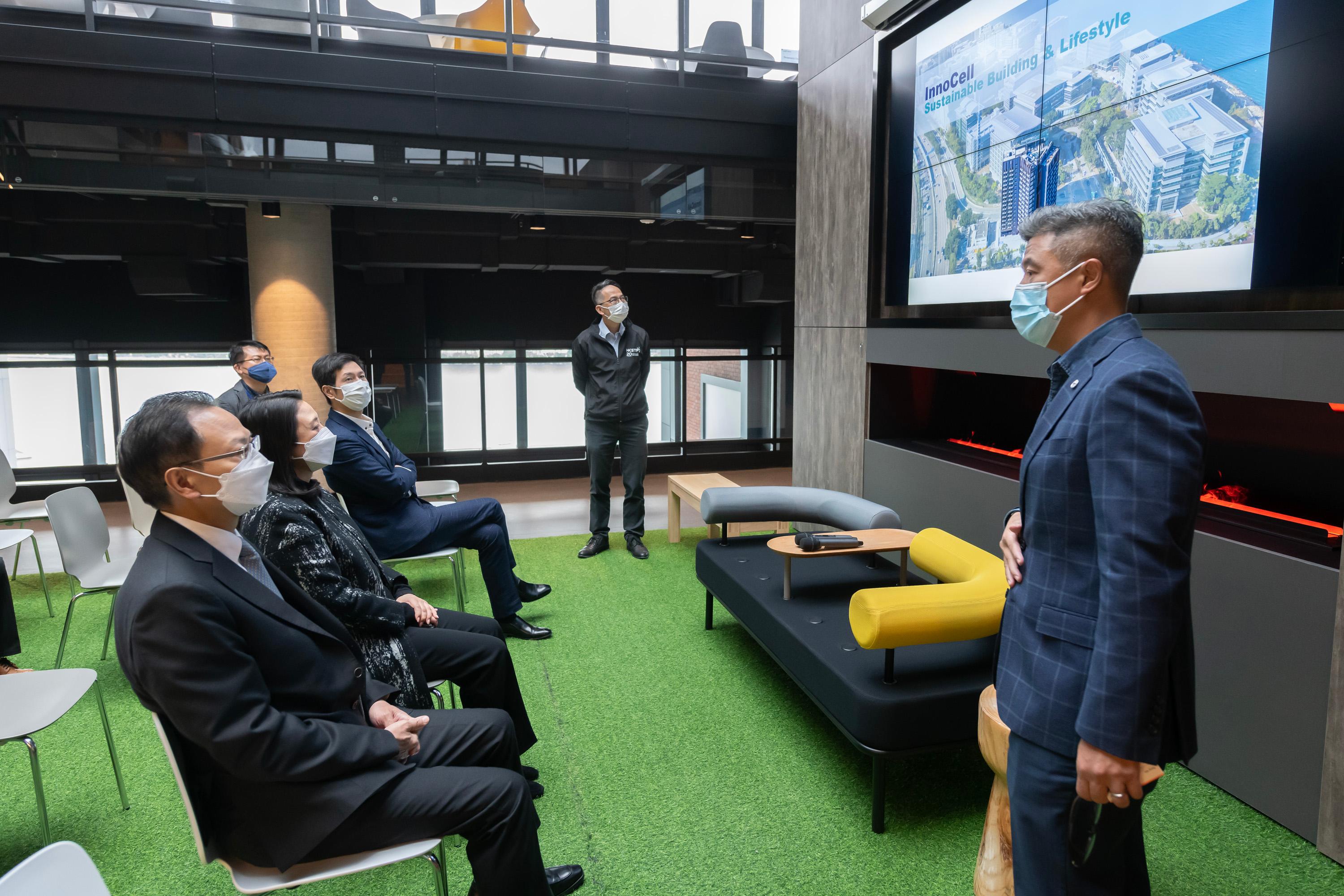 The Legislative Council Subcommittee on Matters Relating to the Development of Smart City visits smart environment facilities today (December 5). Photo shows the Subcommittee members visiting the InnoCell at the Hong Kong Science Park to understand its construction technology and green features.