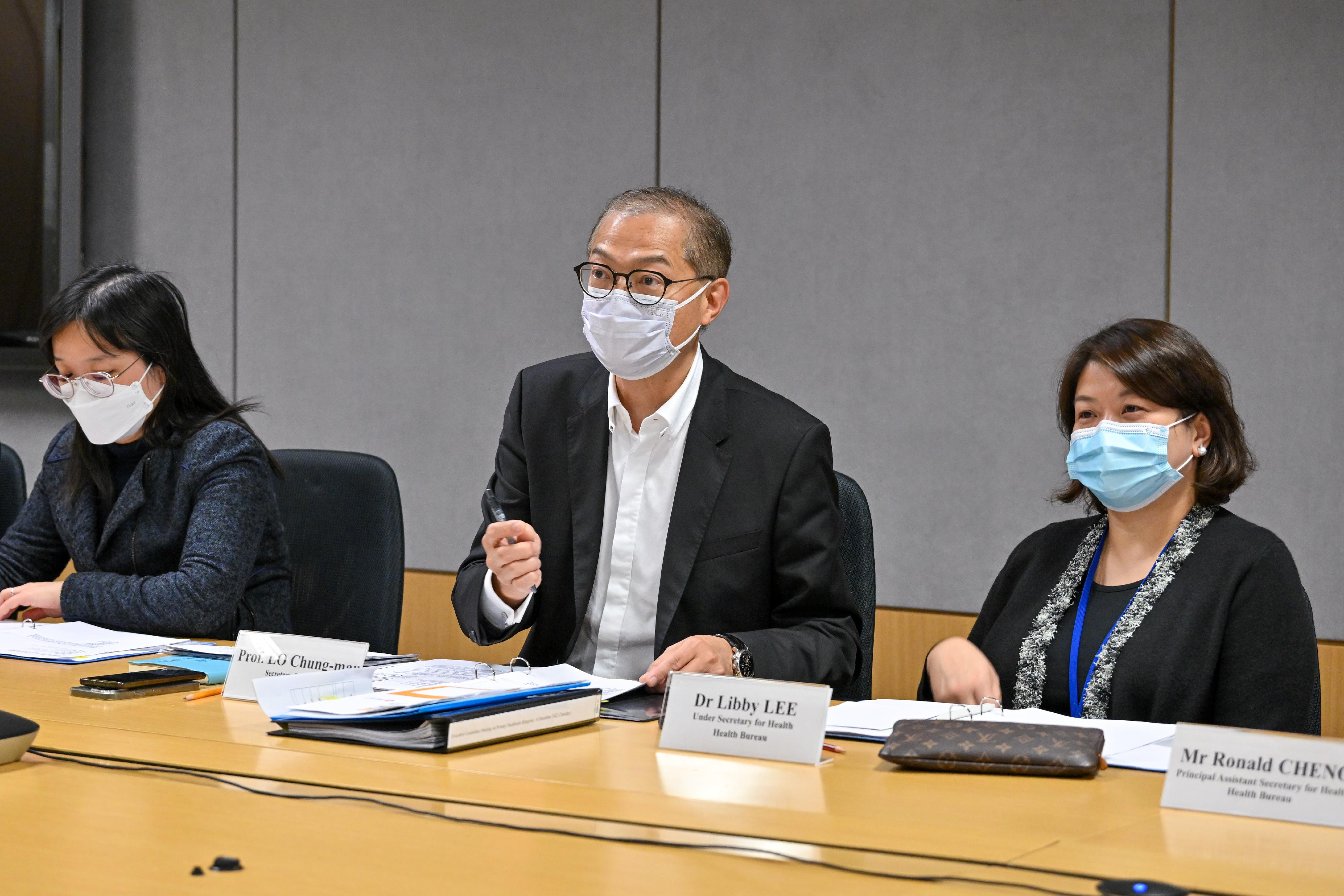 The Secretary for Health, Professor Lo Chung-mau (centre), introduced the various healthcare-related policy initiatives in the Chief Executive's 2022 Policy Address to representatives of the medical sector today (December 6). The Under Secretary for Health, Dr Libby Lee (right), also attended.