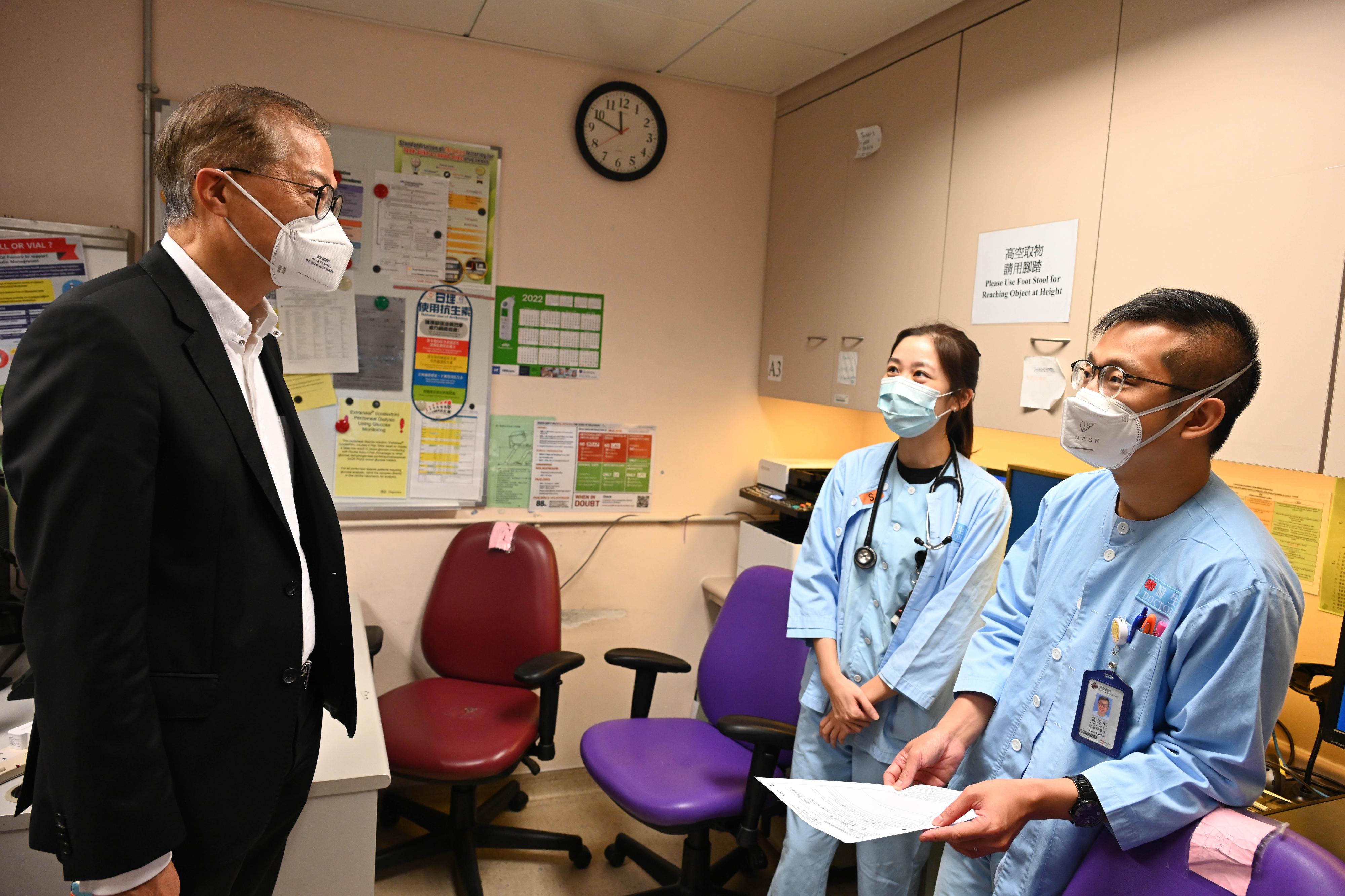医务卫生局局长卢宠茂教授（左一）今日（十二月七日）视察明爱医院，感谢前线医护人员一直保持高度专业，时刻守护市民健康。
