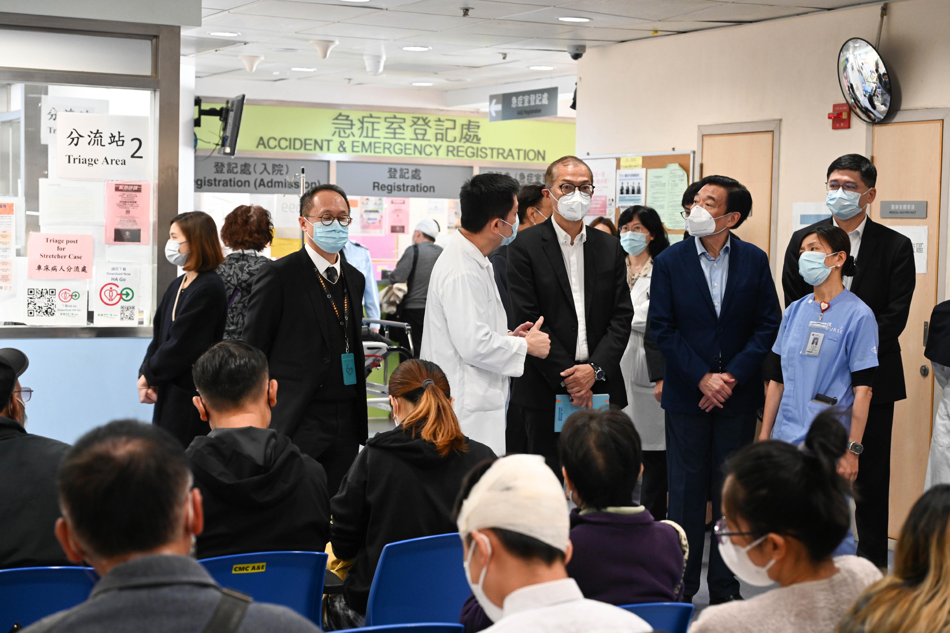 The Secretary for Health, Professor Lo Chung-mau (fourth right), visited Caritas Medical Centre today (December 7) to get a better grasp of the operation of the accident and emergency department of the hospital. The Hospital Authority (HA) Chairman, Mr Henry Fan (third right), and the HA Chief Executive, Dr Tony Ko (first right), also attended.


