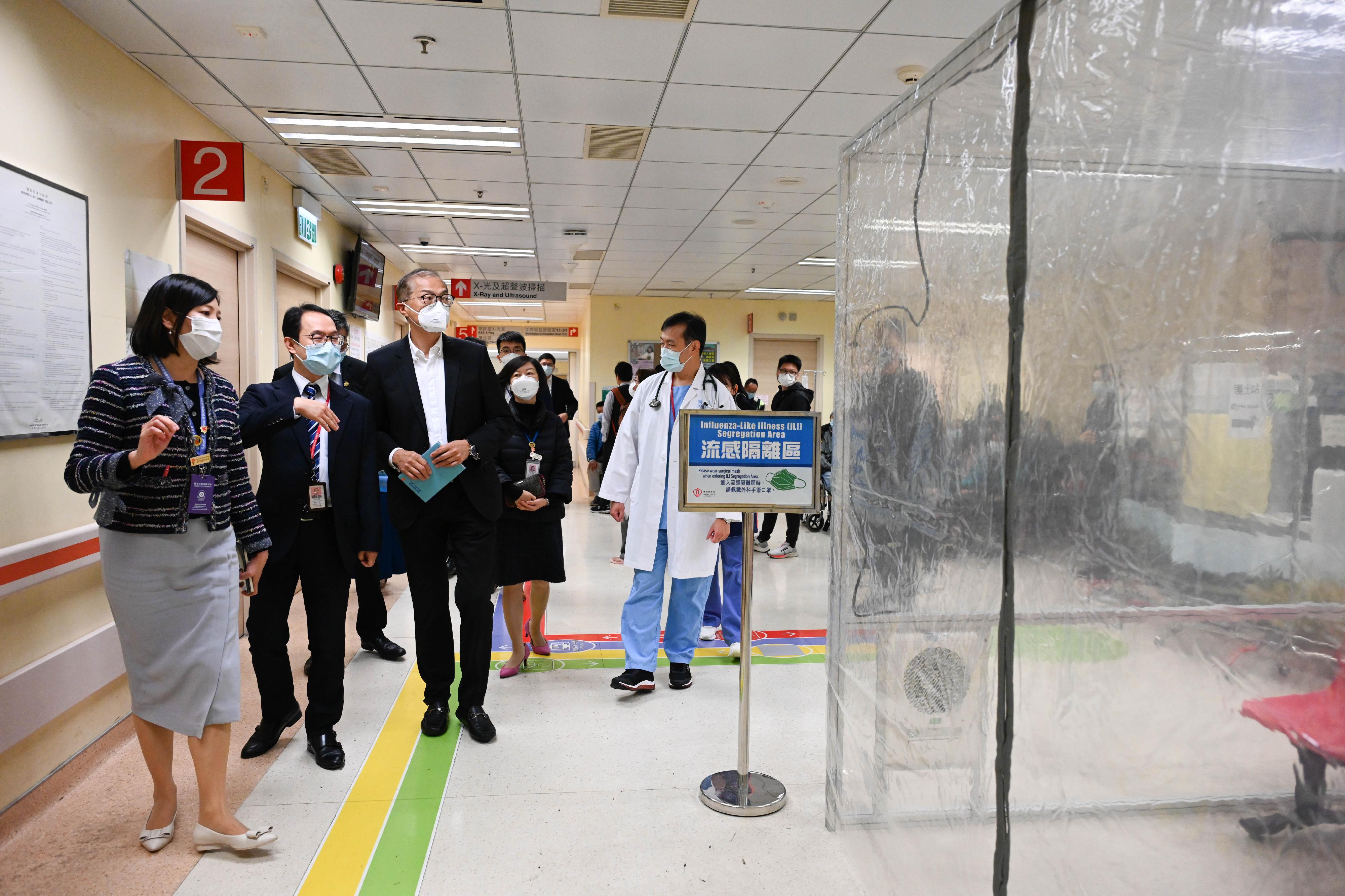 The Secretary for Health, Professor Lo Chung-mau (third left), visited Prince of Wales Hospital today (December 7). Photo shows Professor Lo inspecting the influenza-like illness segregation area of the hospital.
 