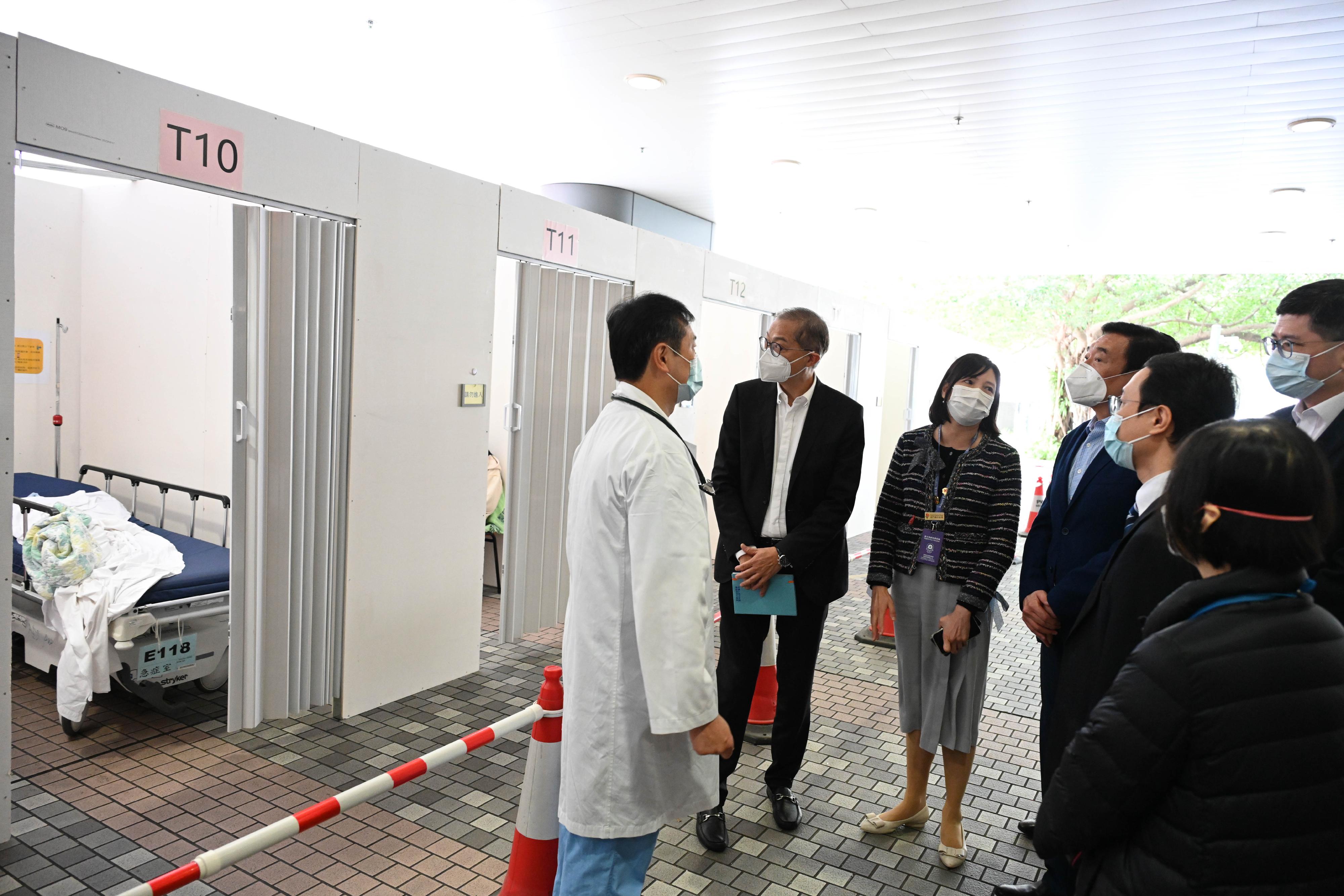 The Secretary for Health, Professor Lo Chung-mau (second left), visited Prince of Wales Hospital today (December 7) to get a better grasp of the operation of the hospital. The Hospital Authority (HA) Chairman, Mr Henry Fan (fourth left), and the HA Chief Executive, Dr Tony Ko (first right), also attended.