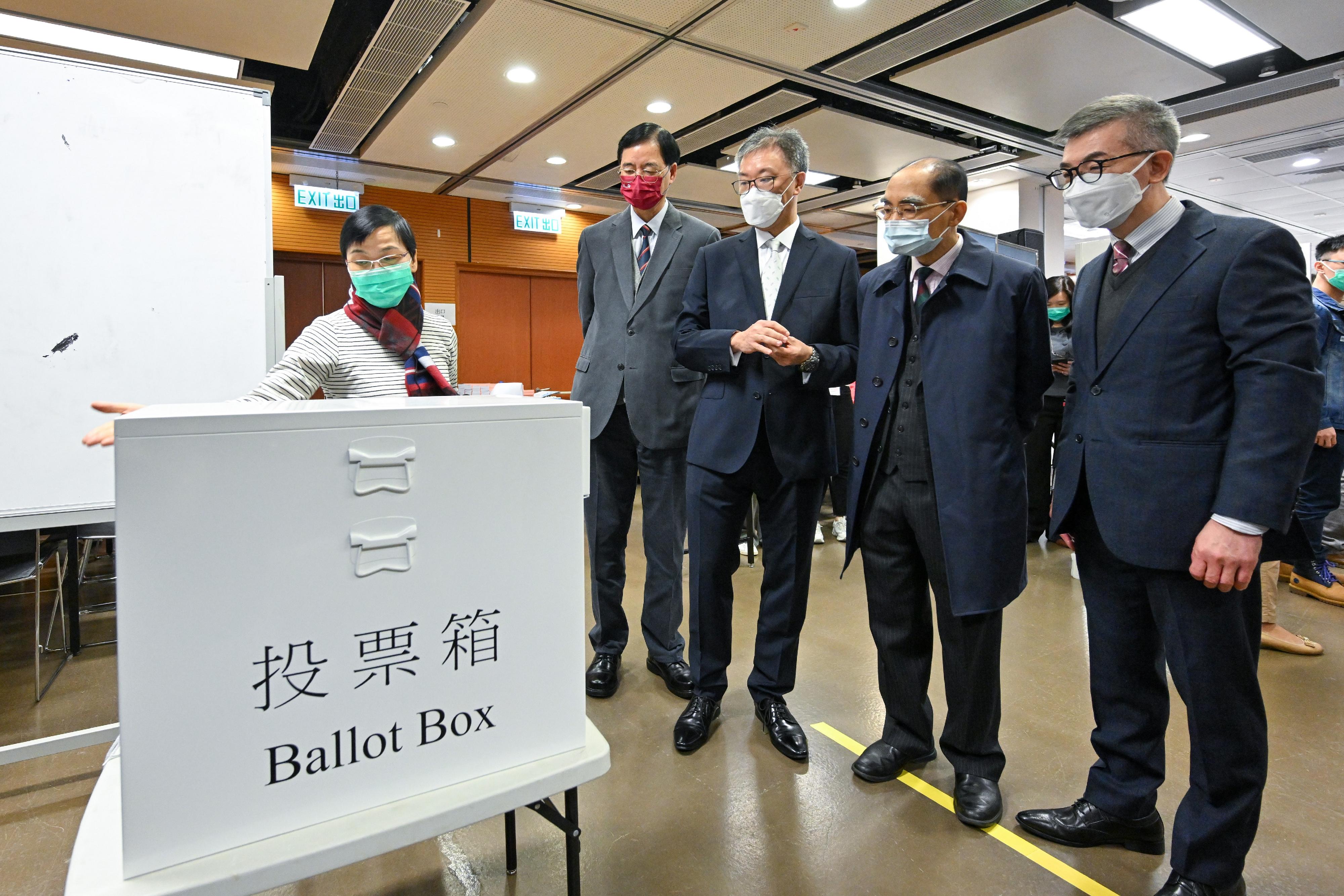 The Chairman of the Electoral Affairs Commission (EAC), Mr Justice David Lok (third right), EAC members Mr Arthur Luk, SC (second right), and Professor Daniel Shek (fourth right) today (December 8) inspected a hands-on training session organised by the Registration and Electoral Office (REO) provided to polling staff of the 2022 Legislative Council Election Committee constituency by-election. Also present was the Chief Electoral Officer of the REO, Mr Raymond Wang (first right).