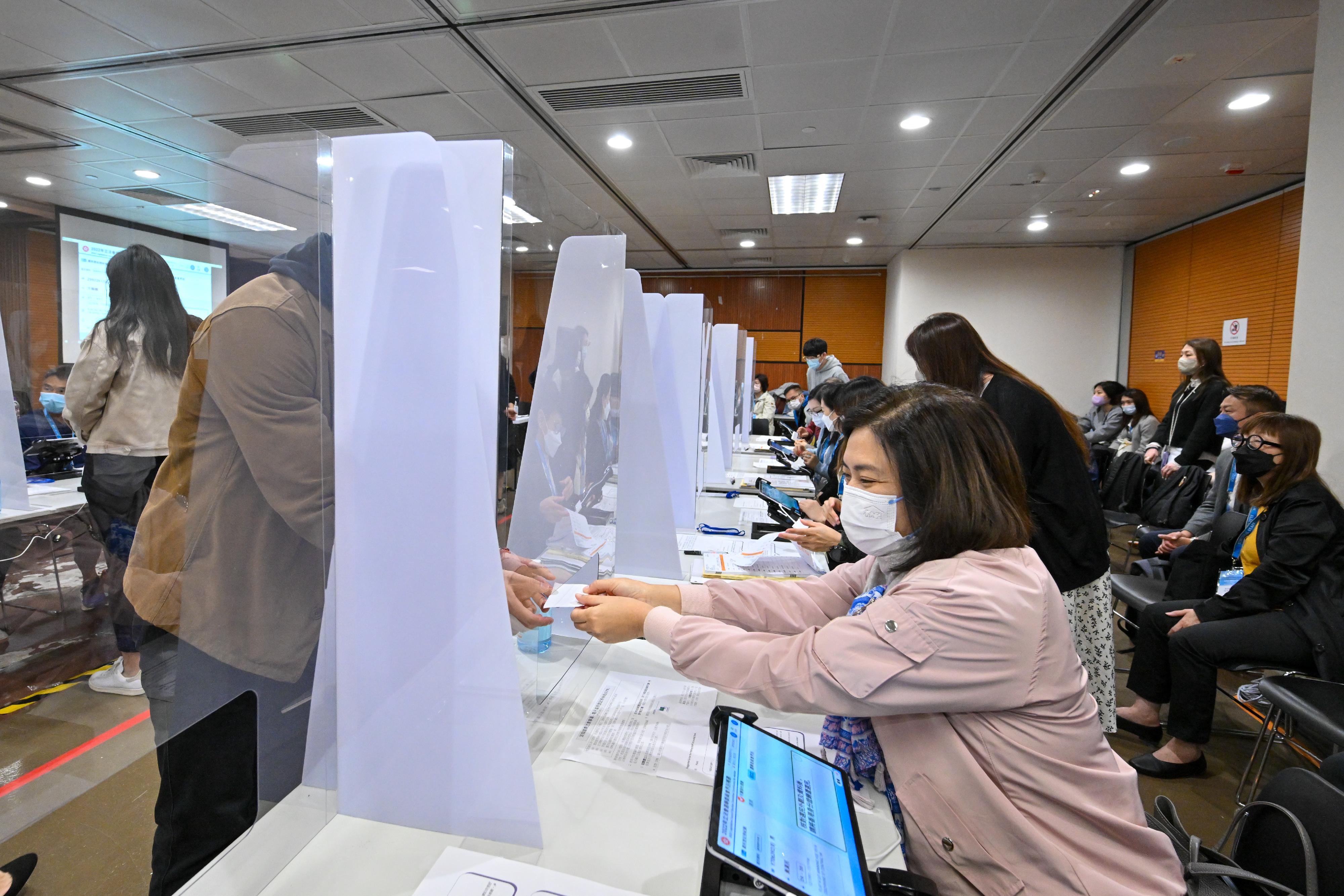 The Registration and Electoral Office conducts a series of online and hands-on training sessions for polling staff of the 2022 Legislative Council Election Committee constituency by-election. Photo shows polling staff during hands-on training on issuance of a ballot paper with the use of the Electronic Poll Register system.