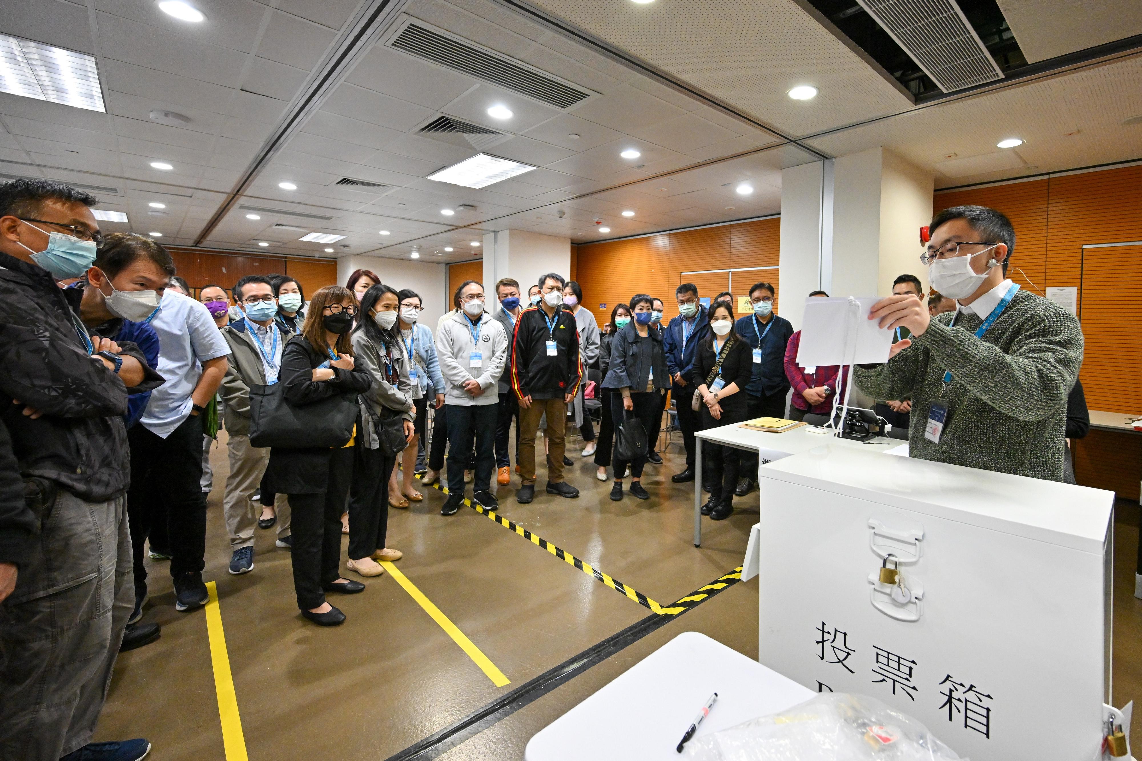 The Registration and Electoral Office (REO) conducts a series of online and hands-on training sessions for polling staff of the 2022 Legislative Council Election Committee constituency by-election. Photo shows polling staff being briefed by the REO staff on the preparation work for opening the polling station at a hands-on training session.