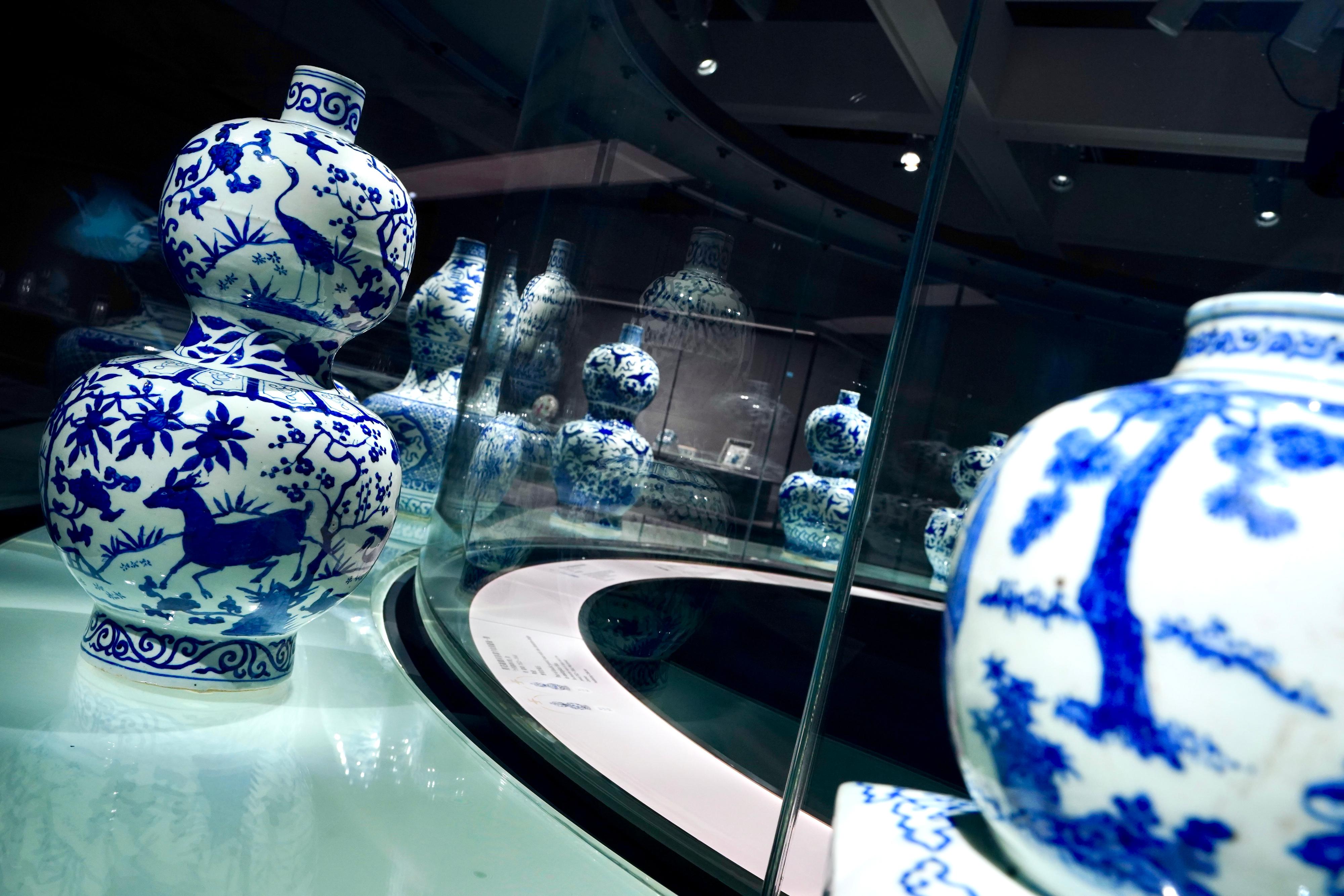 香港藝術館推出新展覽「浮華．仙境——嘉靖皇帝的虛擬世界」，展出本地著名收藏家鍾棋偉在懷海堂所藏嘉靖時期的二百四十件珍品。圖示青花葫蘆瓶展品。