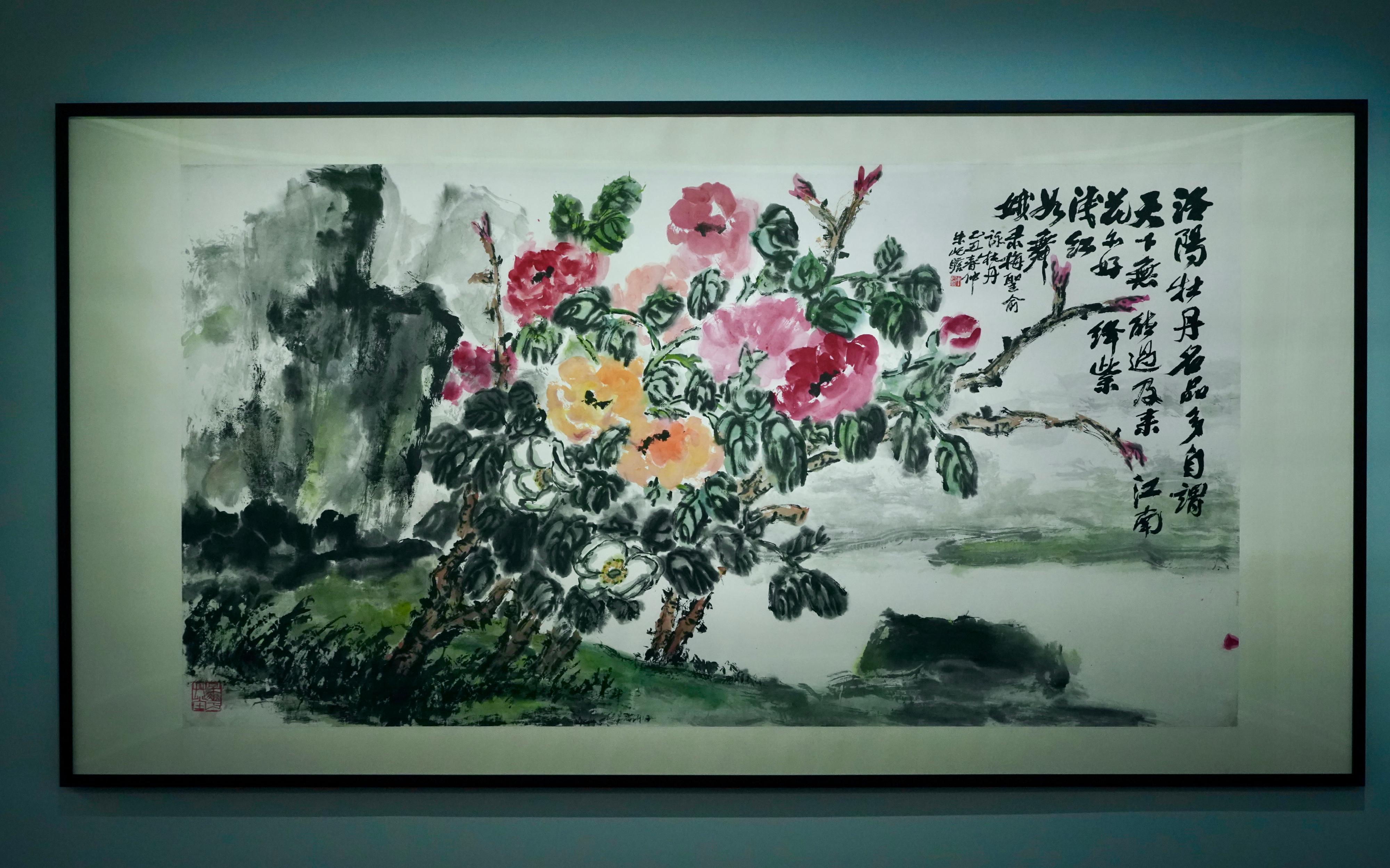香港藝術館推出新展覽「瞻緣昔彩──靜觀樓藏朱屺瞻作品選」，展出已故海派畫家朱屺瞻逾八十套，繪於各時期的代表畫作。圖示《洛陽牡丹》。 