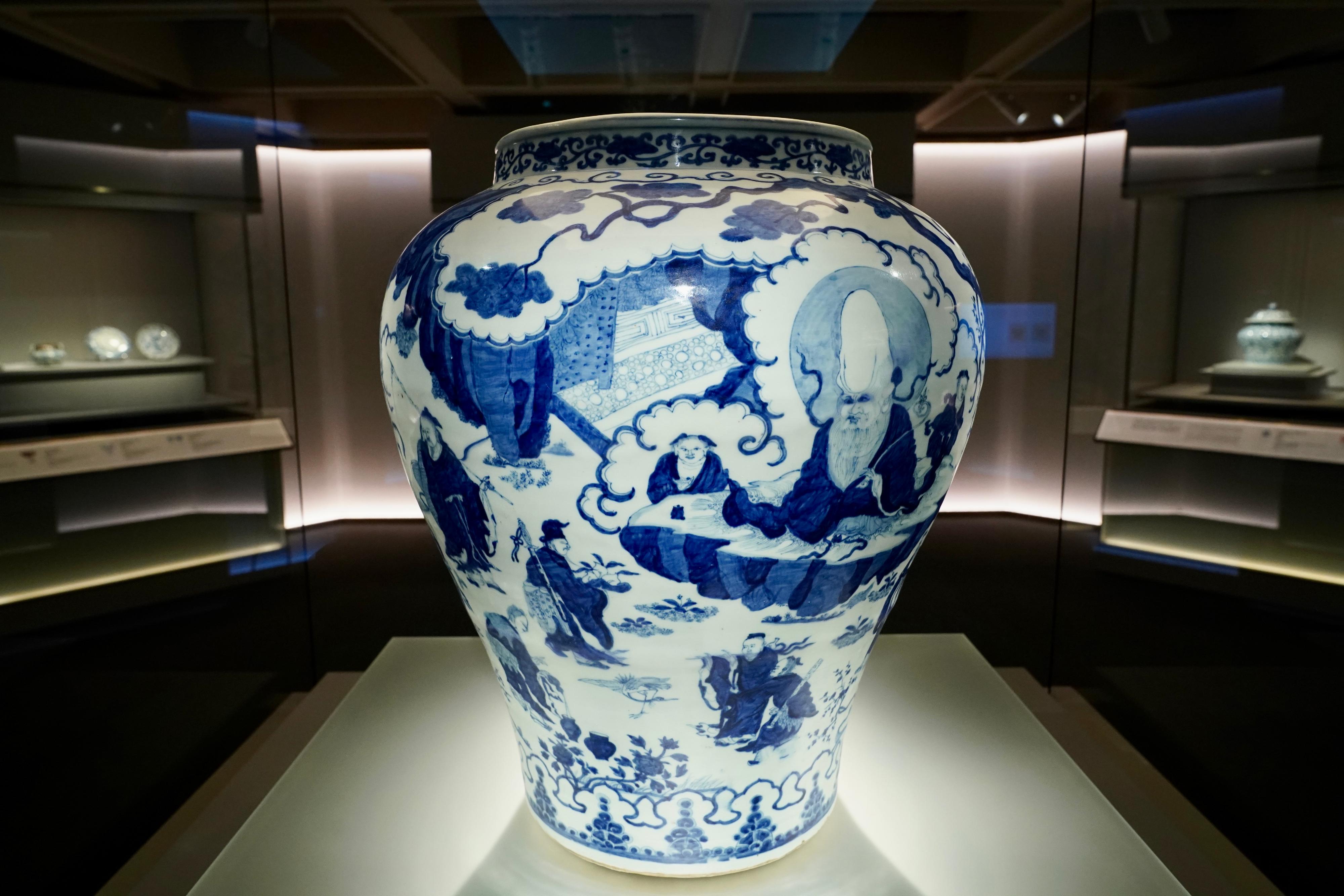 The Hong Kong Museum of Art has launched a new exhibition, "Eternal Enlightenment: the Virtual World of Jiajing Emperor", displaying 240 precious exhibits of the Jiajing period from the Huaihaitang collection of prestigious local collector Mr Anthony Cheung. Photo shows a large jar with a scene of immortals presenting birthday wishes in underglaze blue.