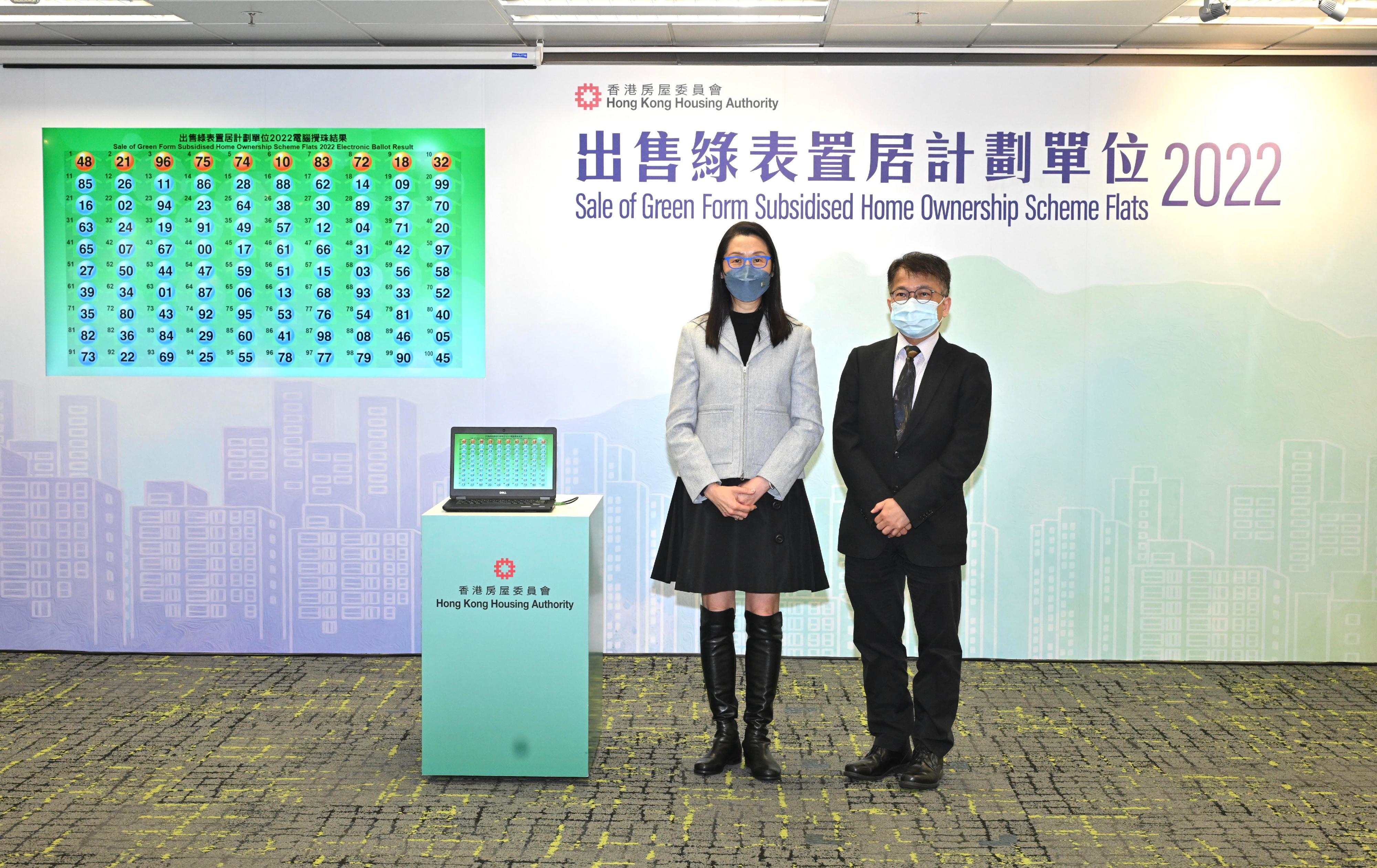 The Chairman of the Subsidised Housing Committee of the Hong Kong Housing Authority (HA), Ms Cleresa Wong (left), accompanied by the Assistant Director of Housing (Housing Subsidies), Mr Kenneth Leung, officiates at the electronic ballot drawing ceremony today (December 8) for the HA's Sale of Green Form Subsidised Home Ownership Scheme Flats 2022 to determine the priority sequence based on the last two digits of the application numbers.