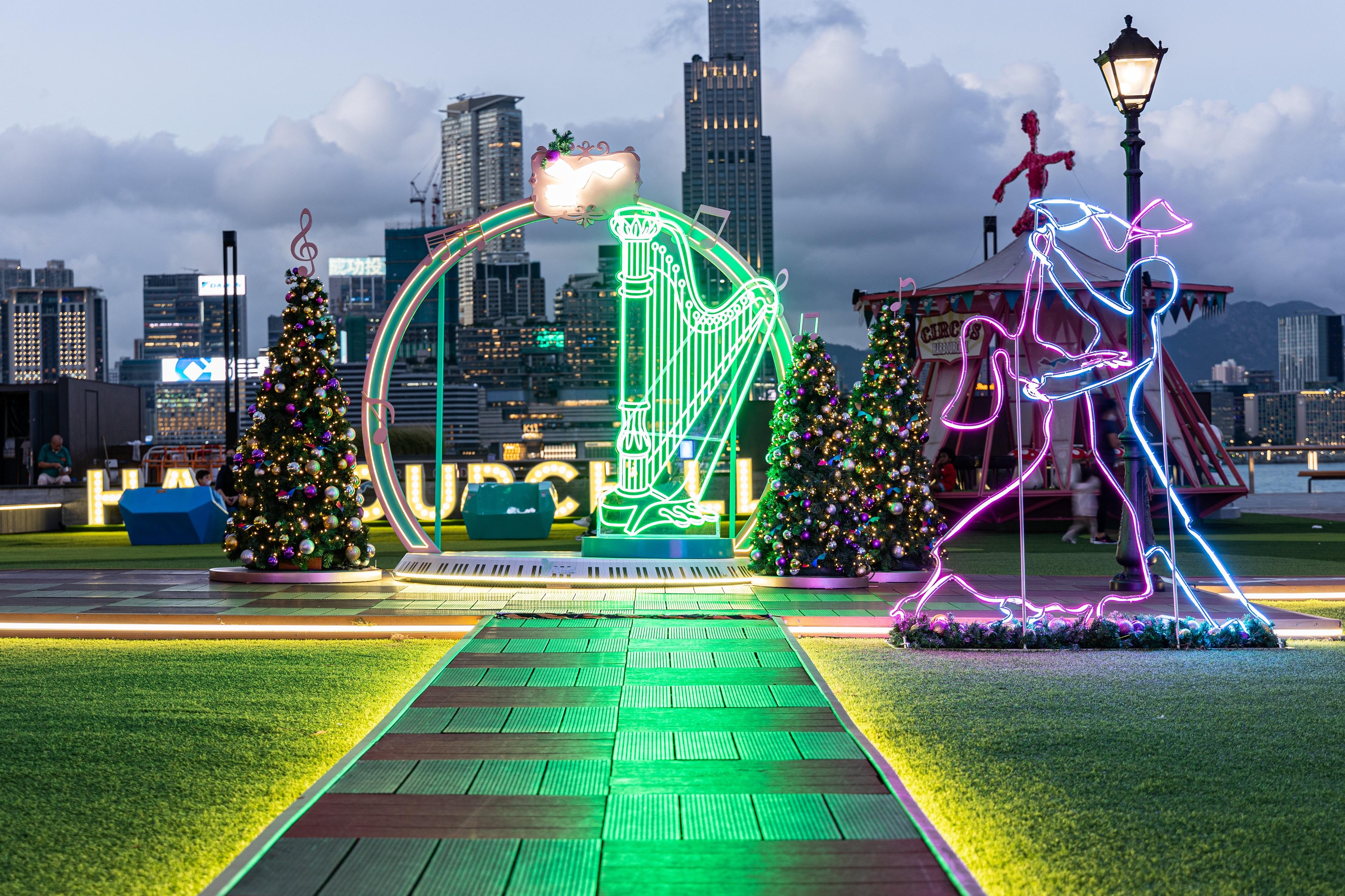 Inheriting the concept of Harbourfront is One and All, Christmas activities this year are held under the theme "Your Show Time" at seven harbourfront sites. Photo shows Christmas decorations at the HarbourChill in Wan Chai under the theme of waltz dancing and orchestral music.