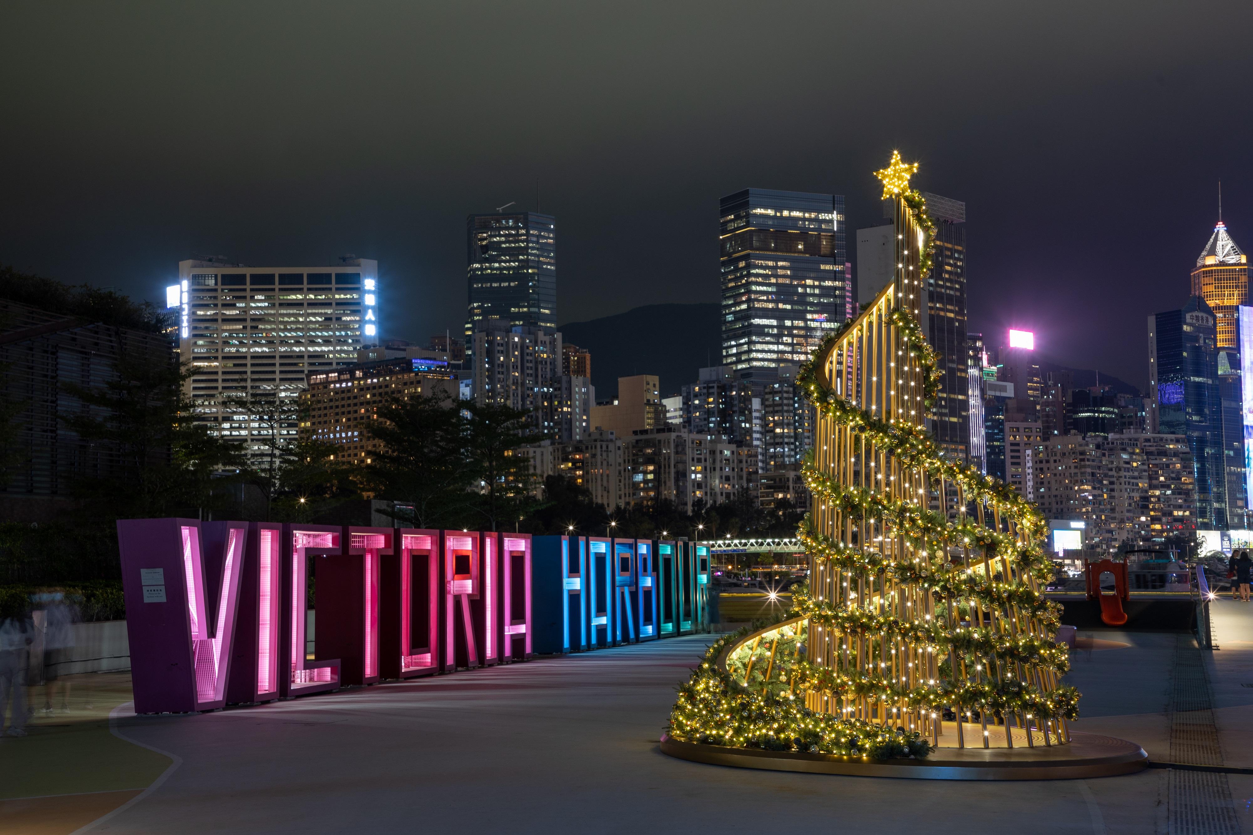 Inheriting the concept of Harbourfront is One and All, Christmas activities this year are held under the theme "Your Show Time" at seven harbourfront sites. Photo shows a Christmas tree with the theme of jazz music at the East Coast Park Precinct in Fortress Hill.
