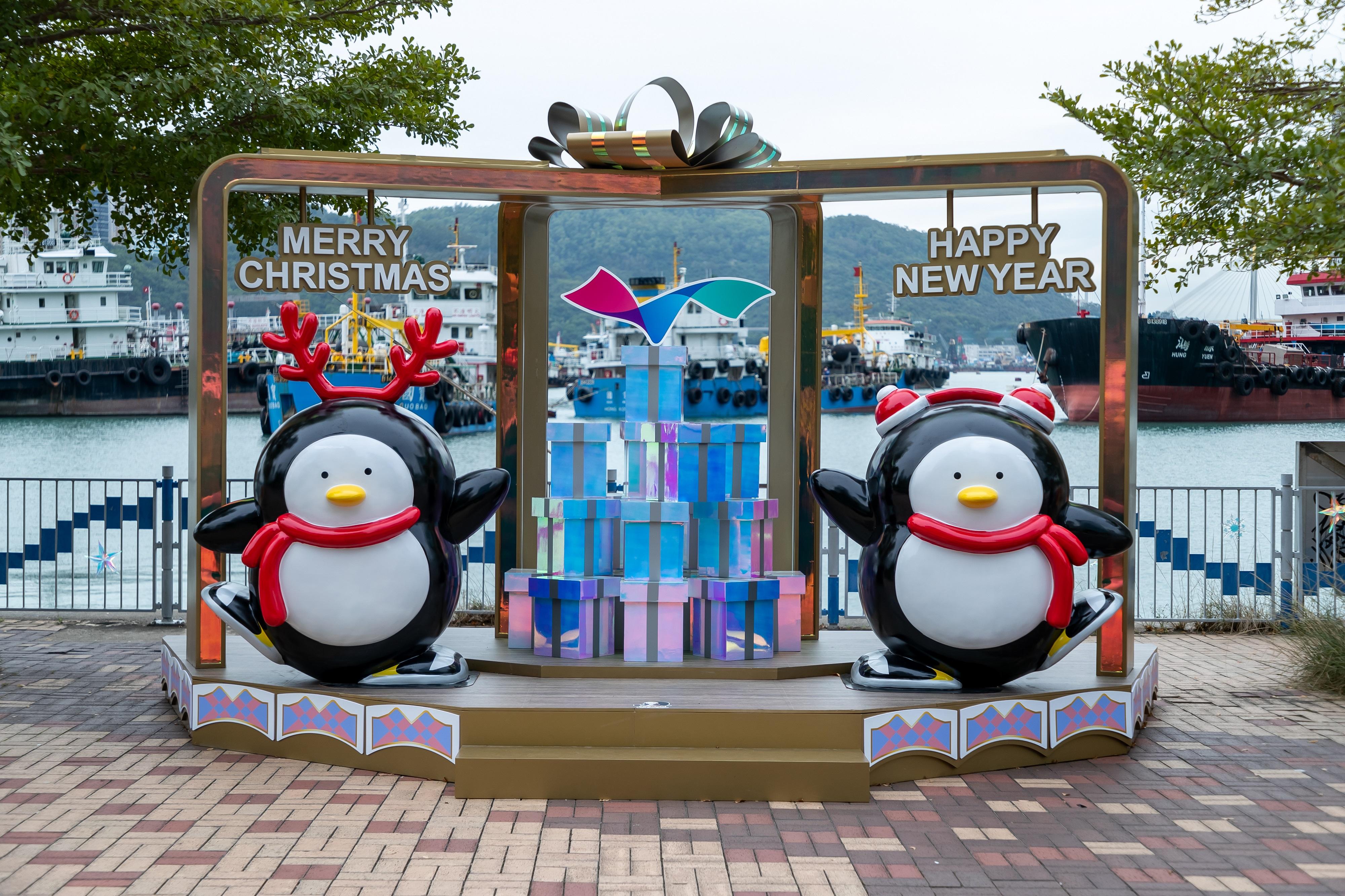Inheriting the concept of Harbourfront is One and All, Christmas activities this year are held under the theme "Your Show Time" at seven harbourfront sites. Photo shows Christmas installations with the theme of tap dancing at the Tsuen Wan Promenade.