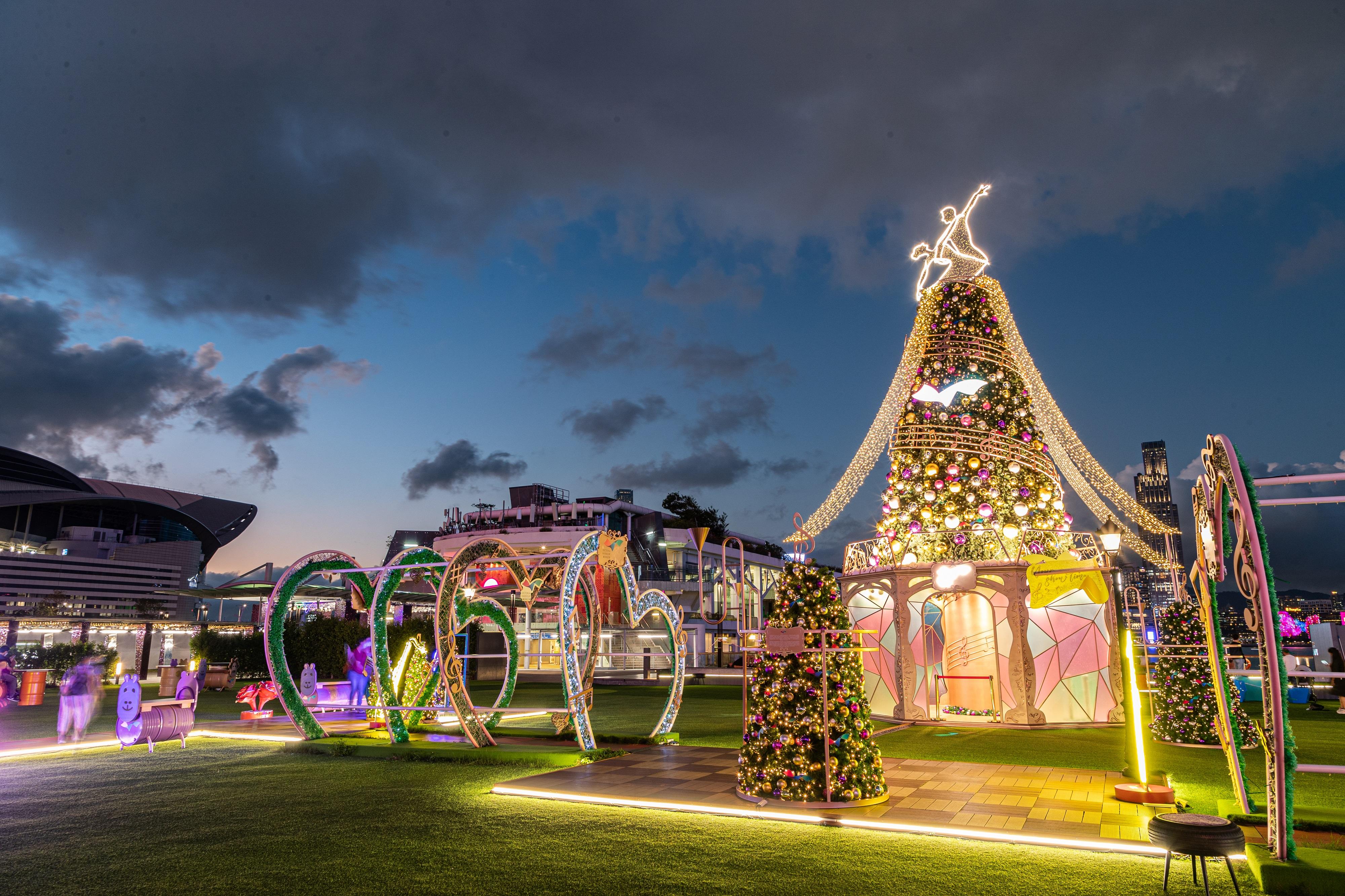 今年的海濱聖誕活動傳承「一個聖誕‧一個維港」的理念，並以「Your Show Time」為主題串連七個海濱場地。圖示灣仔「HarbourChill海濱休閒站」聳立11米高、以華爾滋舞為主題的巨型聖誕樹。