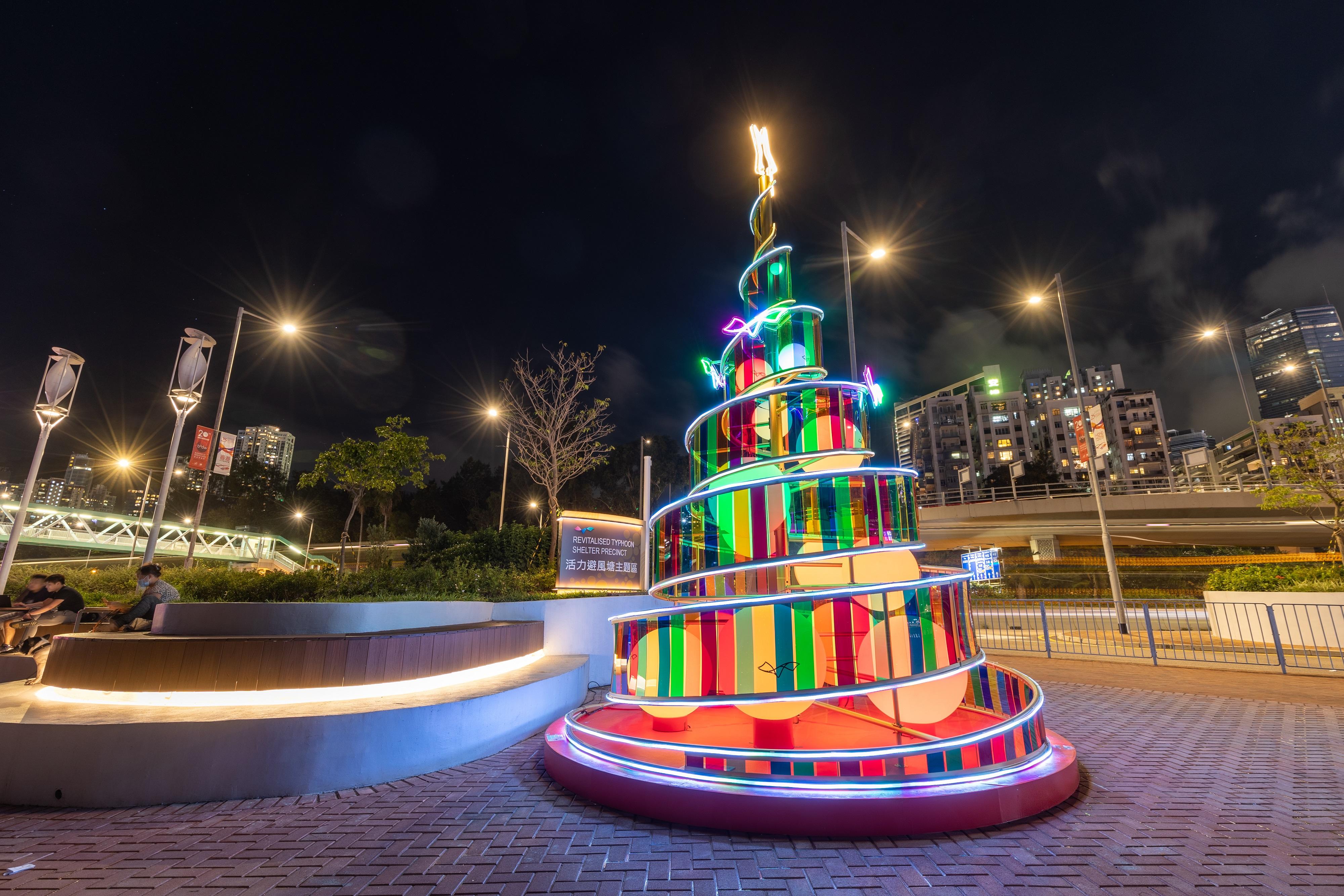 今年的海濱聖誕活動傳承「一個聖誕‧一個維港」的理念，並以「Your Show Time」為主題串連七個海濱場地。圖示位於銅鑼灣「活力避風塘主題區」以絲帶舞為主題的聖誕樹。