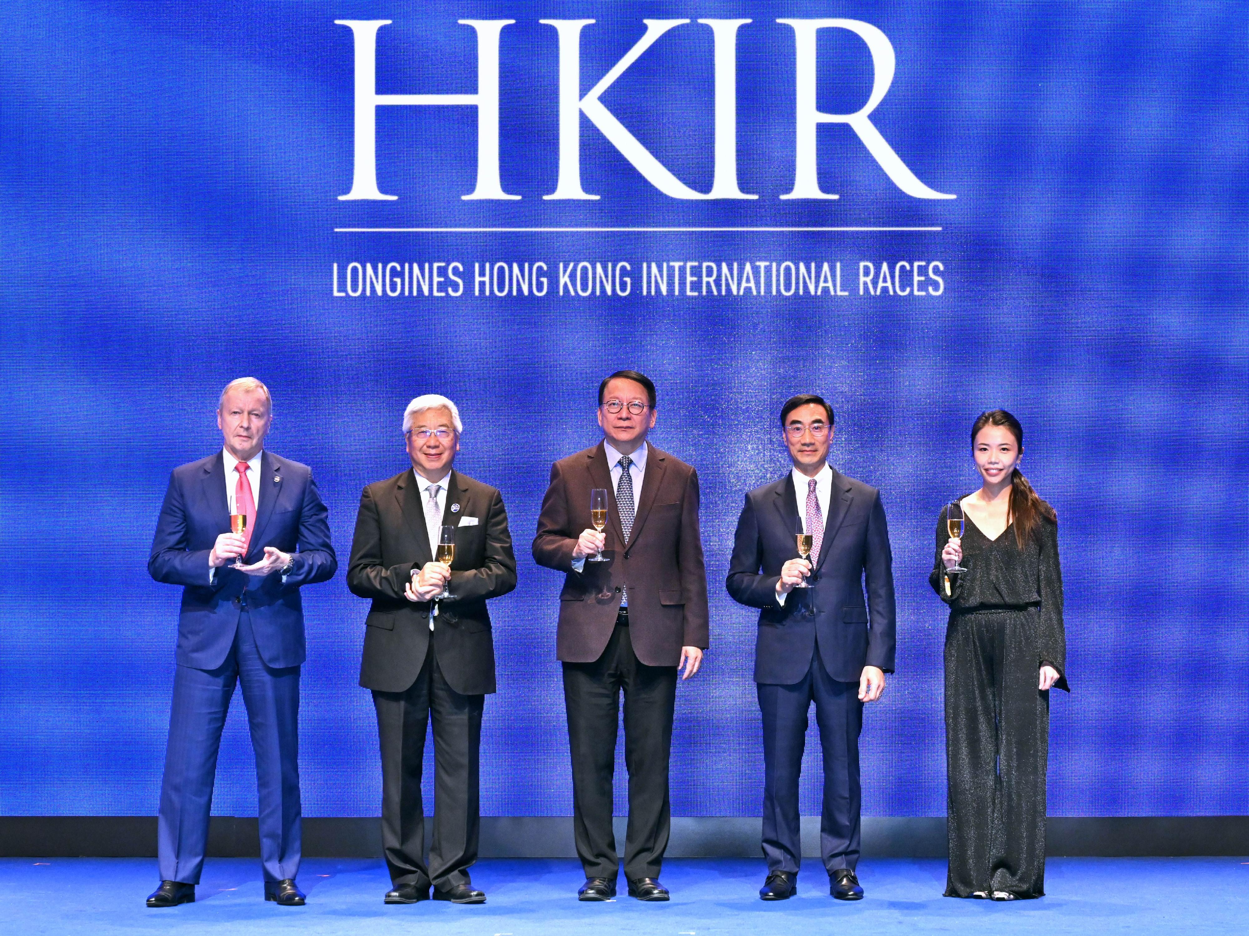 The Chief Secretary for Administration, Mr Chan Kwok-ki, attended the LONGINES Hong Kong International Races Gala Dinner today (December 9). Photo shows (from left) the Chief Executive Officer of The Hong Kong Jockey Club, Mr Winfried Engelbrecht-Bresges; the Deputy Chairman of The Hong Kong Jockey Club, Dr Eric Li; Mr Chan ; the Chairman of The Hong Kong Jockey Club, Mr Michael Lee; and the Vice President of LONGINES Hong Kong and Macau, Ms Cecilia Kwok, at the event.