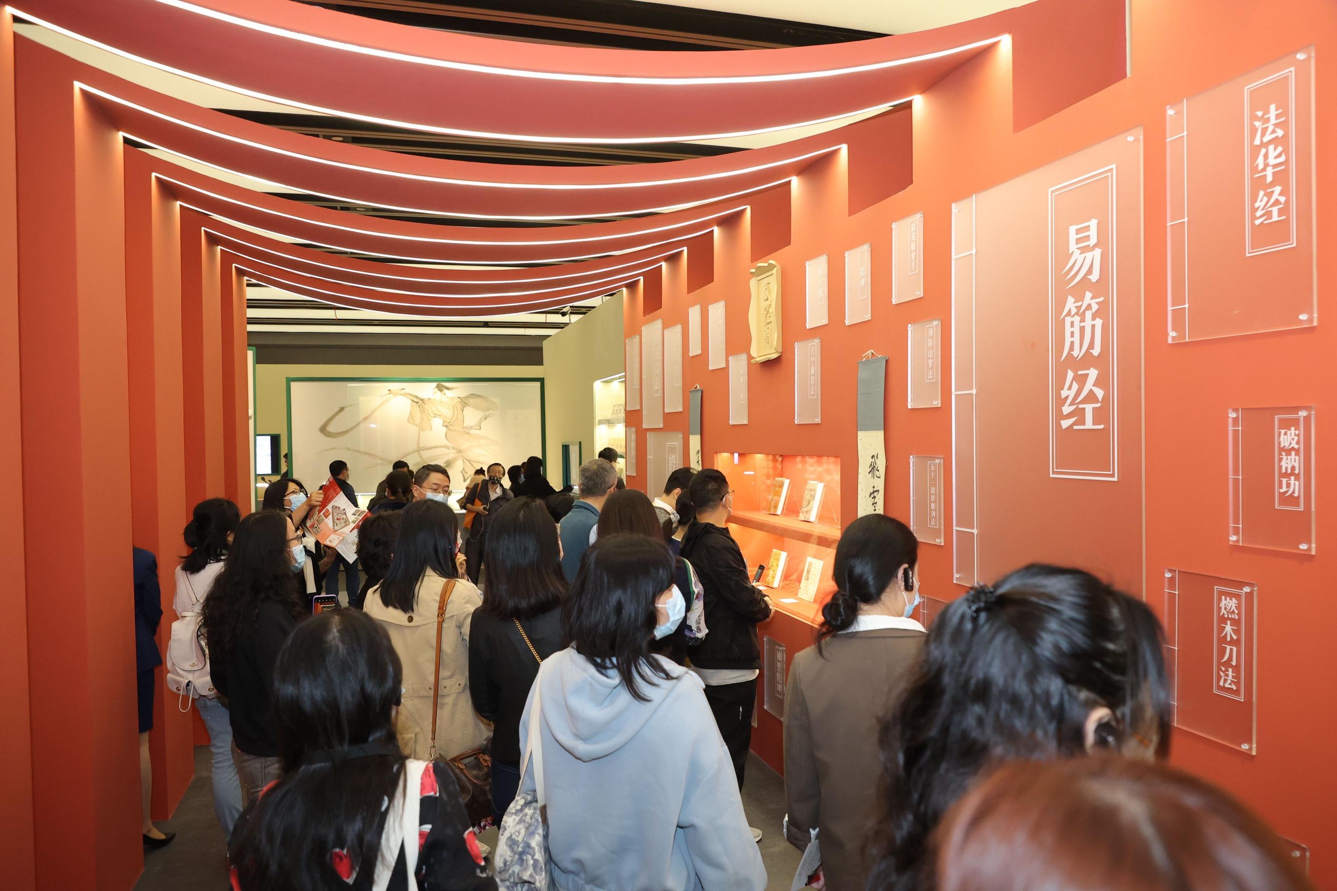"Jin Yong Exhibition - Shanghai", the thematic exhibition on the veteran journalist and renowned writer Dr Louis Cha (pen name Jin Yong), was successfully concluded today (December 11) at Shanghai Library East. Photo shows audience members visiting the exhibition.