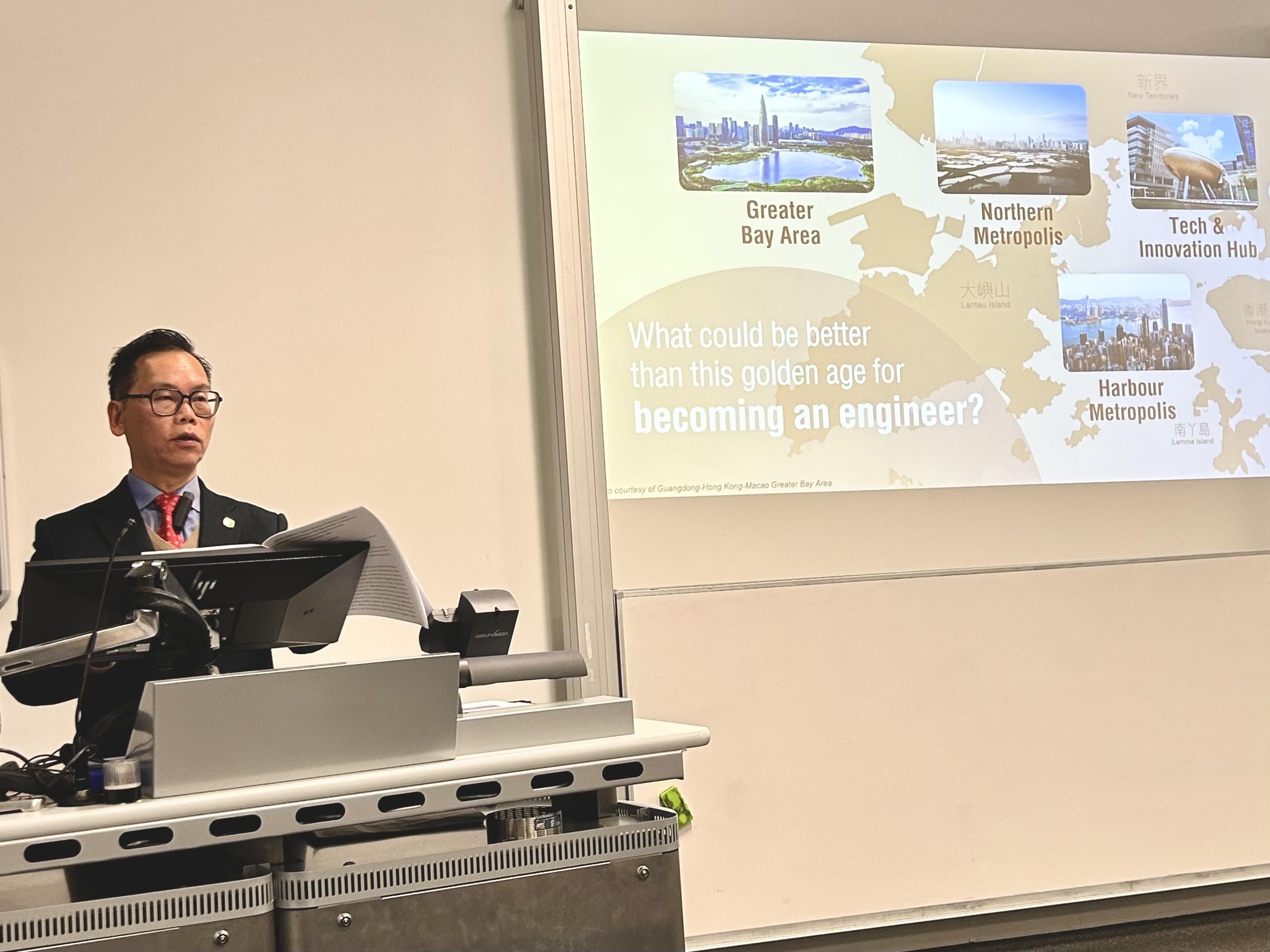 The Hong Kong Economic and Trade Office, London co-organised a seminar with the Hong Kong Institution of Engineers (HKIE) at Imperial College London on December 9 (London Time). Photo shows the President of the HKIE, Mr Aaron Bok, delivering a speech at the seminar.