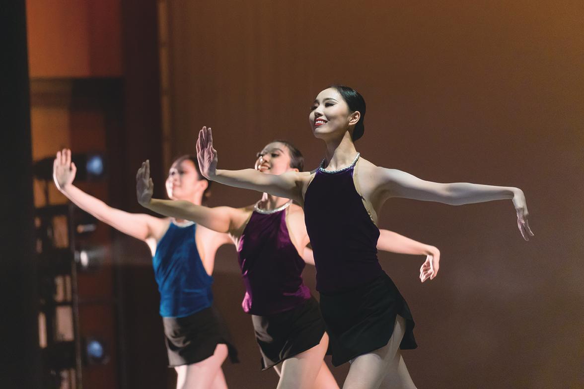 康樂及文化事務署於十二月十八日（星期日）下午二時至五時三十分在葵青劇院舉行「25．35演藝嘉年華」，一眾藝術家及表演團體將呈獻多項免費演藝活動，歡迎市民參與。圖示表演團體香港演藝學院舞蹈學院，他們將為觀眾帶來當代舞蹈表演。
