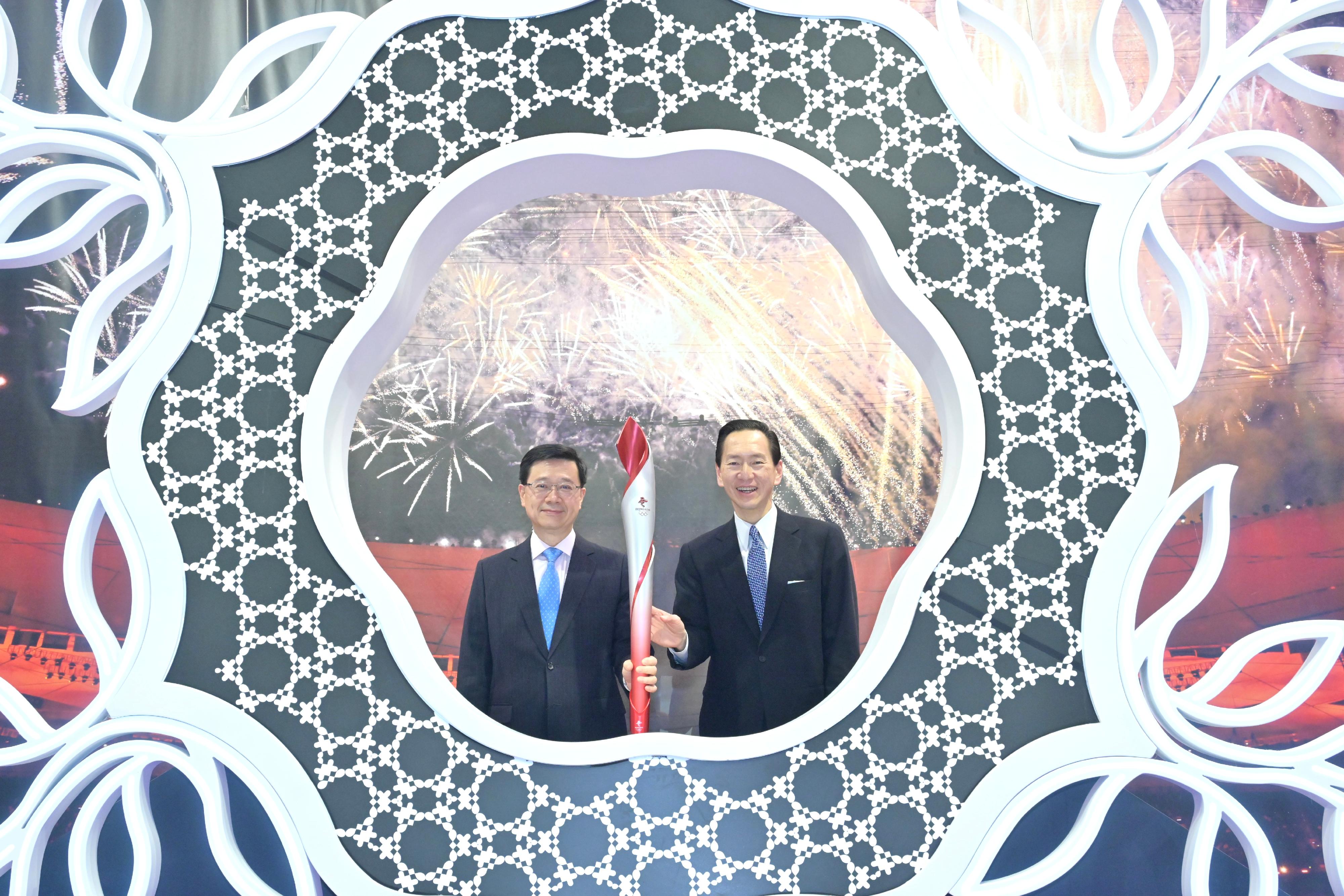 行政长官李家超今日（十二月十二日）出席团结香港基金「创科博览2022」开幕典礼。图示李家超（左）在场内和团结香港基金常务副主席陈智思（右）参观展览。