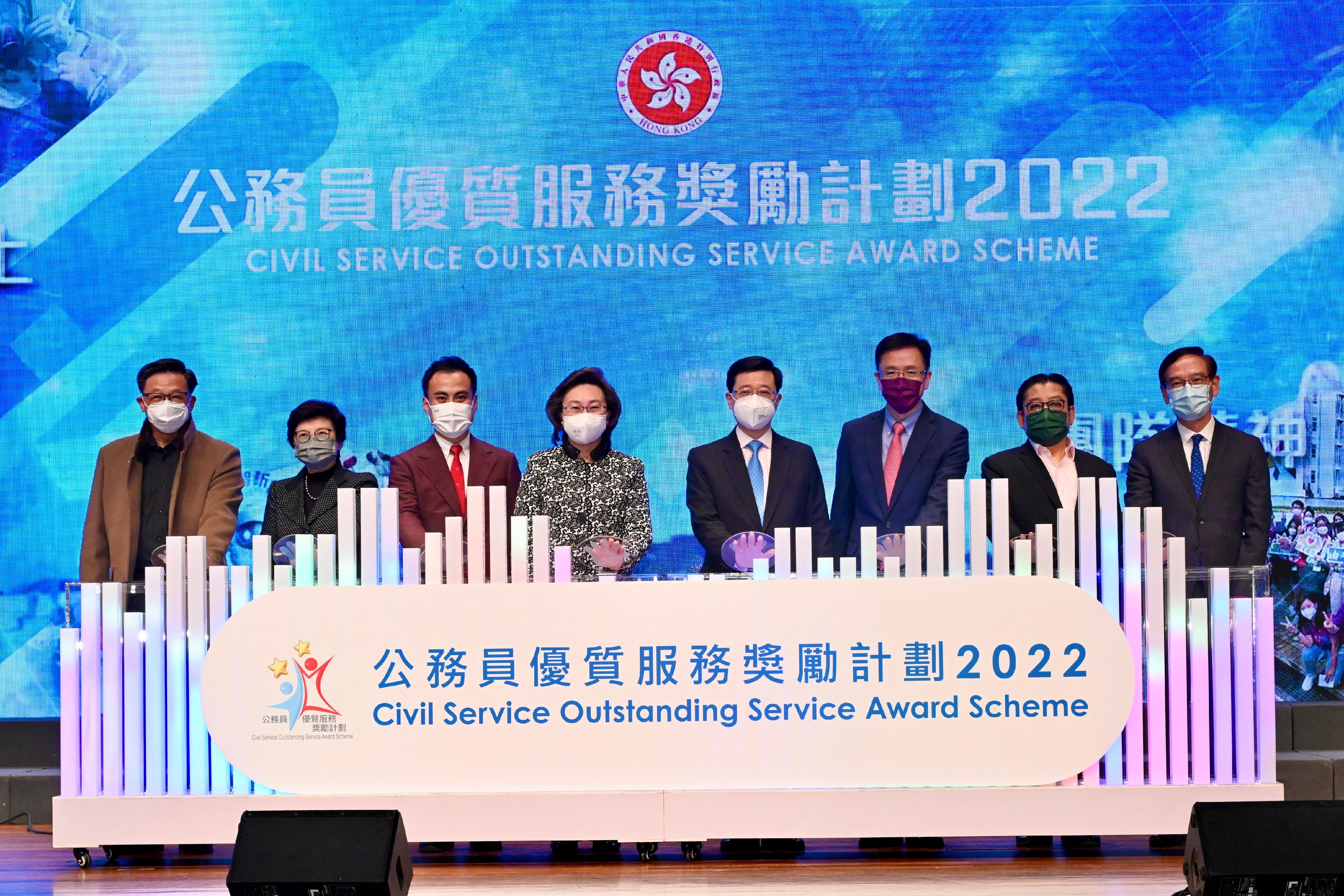 The Chief Executive, Mr John Lee, attends the prize presentation ceremony of the Civil Service Outstanding Service Award Scheme 2022 at the Hong Kong Convention and Exhibition Centre this afternoon (December 12). Photo shows (from fourth left) the Secretary for the Civil Service, Mrs Ingrid Yeung; Mr Lee; the Secretary for Innovation, Technology and Industry, Professor Sun Dong, and other guests at the event.