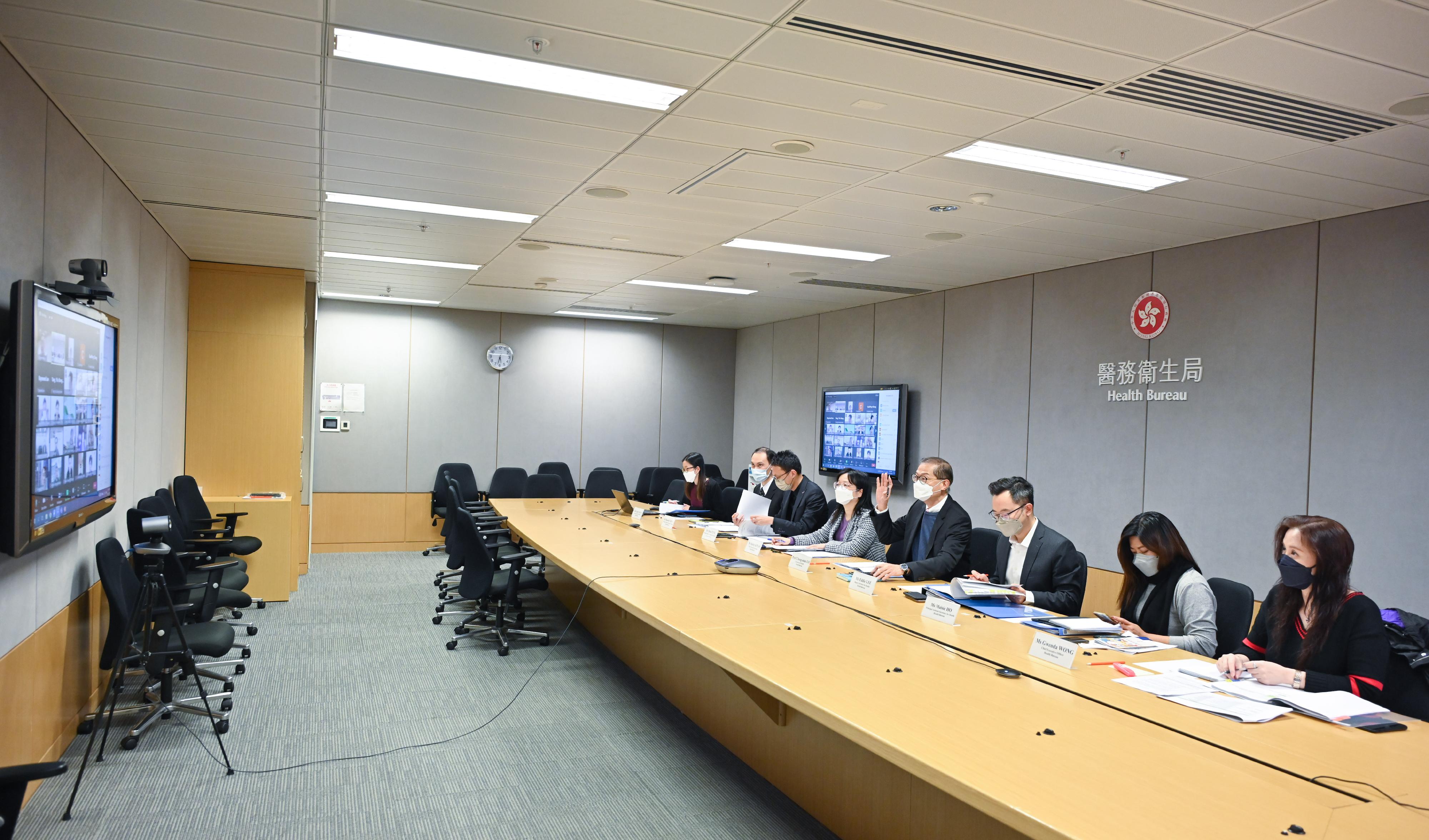 The Secretary for Health, Professor Lo Chung-mau (fourth right), met with representatives of the Hong Kong Academy of Medicine, statutory boards and councils of various healthcare professions, as well as healthcare professional bodies accredited under the Accredited Registers Scheme for Healthcare Professions today (December 13), exchanging views on the various healthcare-related policy initiatives in The Chief Executive's 2022 Policy Address.