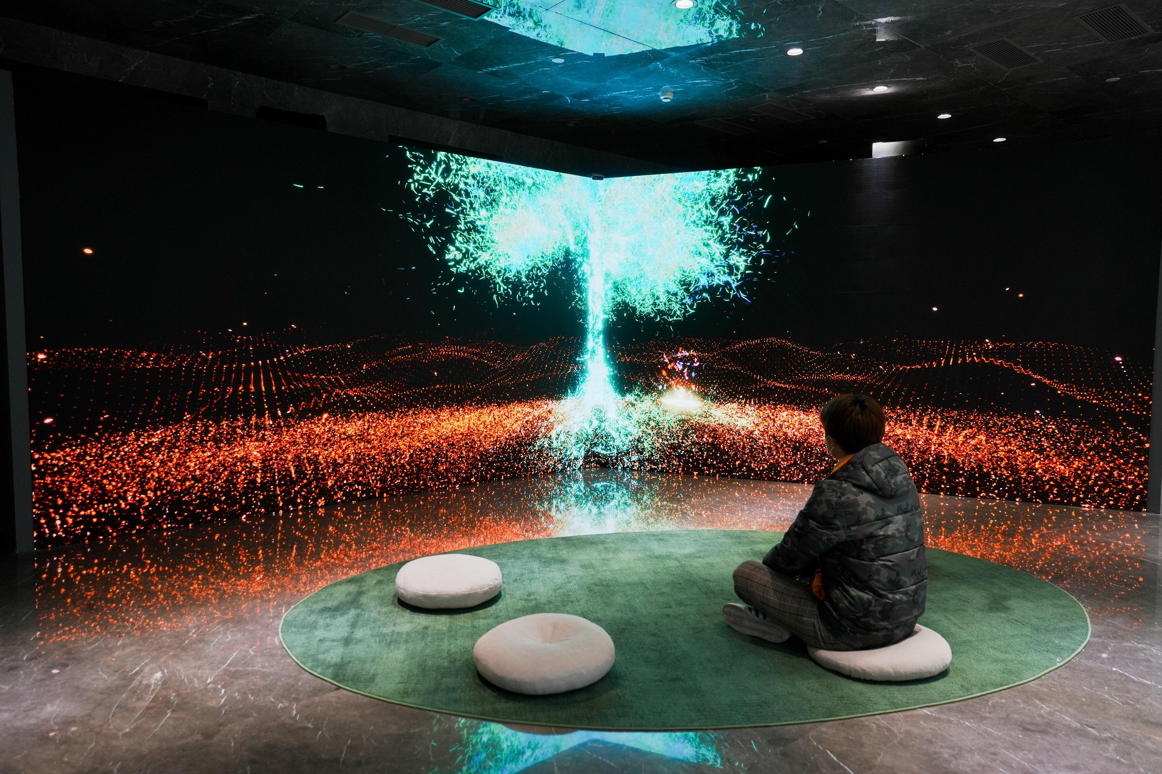「2022港澳視覺藝術雙年展」現正於北京勸業場文化藝術中心舉行。圖示香港藝術家組合葉韋瀚和陶芷琛創作的沉浸式互動體驗裝置《樗樹之用》，作品模擬未來中一個虛擬叢林。作品透過與觀眾的互動，呈現不同物種在大自然和平共處的景象，觀眾的一舉一動會影響各種植物的生命週期。