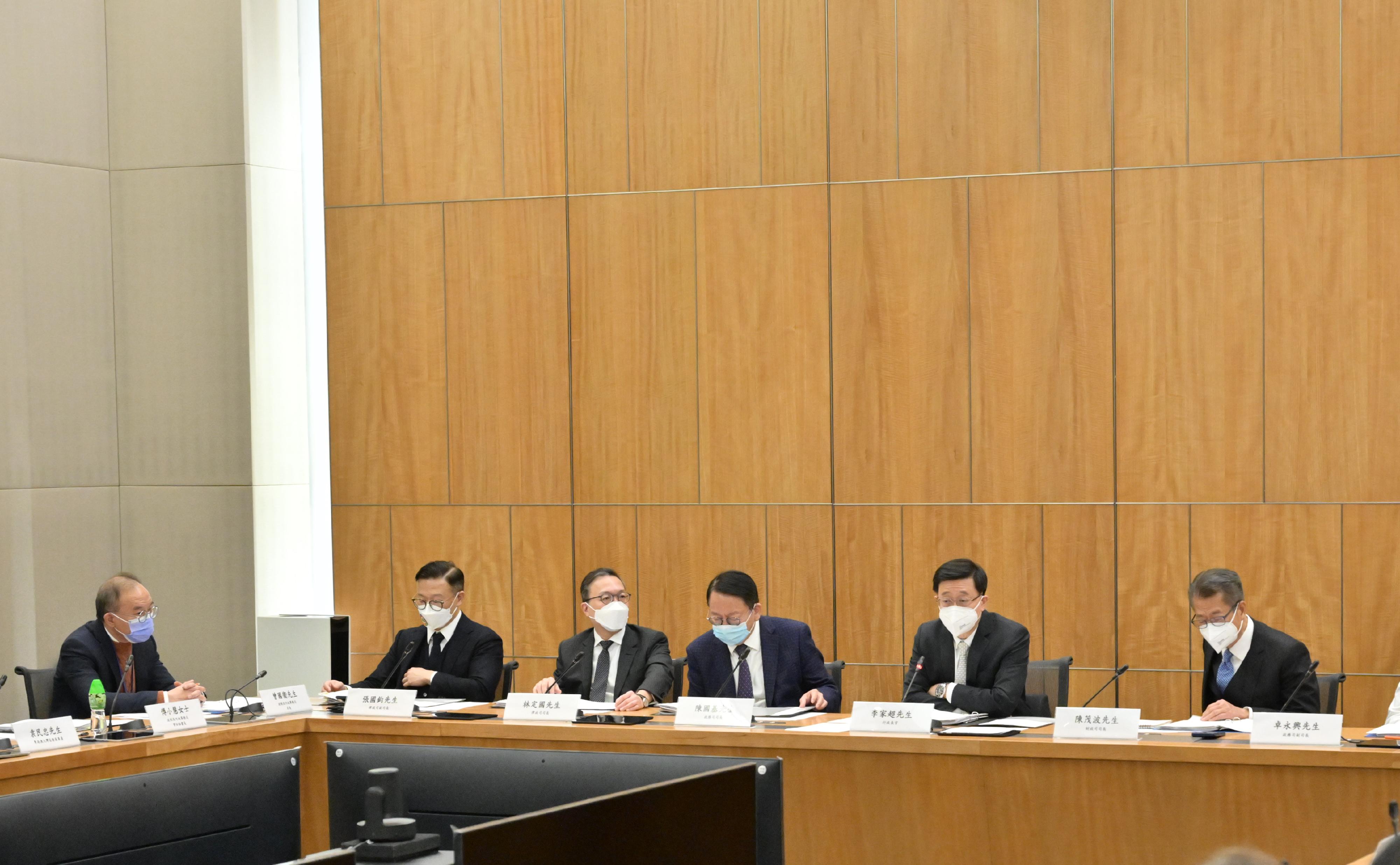 行政長官李家超（右二）昨日（十二月十三日）主持「融入國家發展大局督導組」的首次會議。
