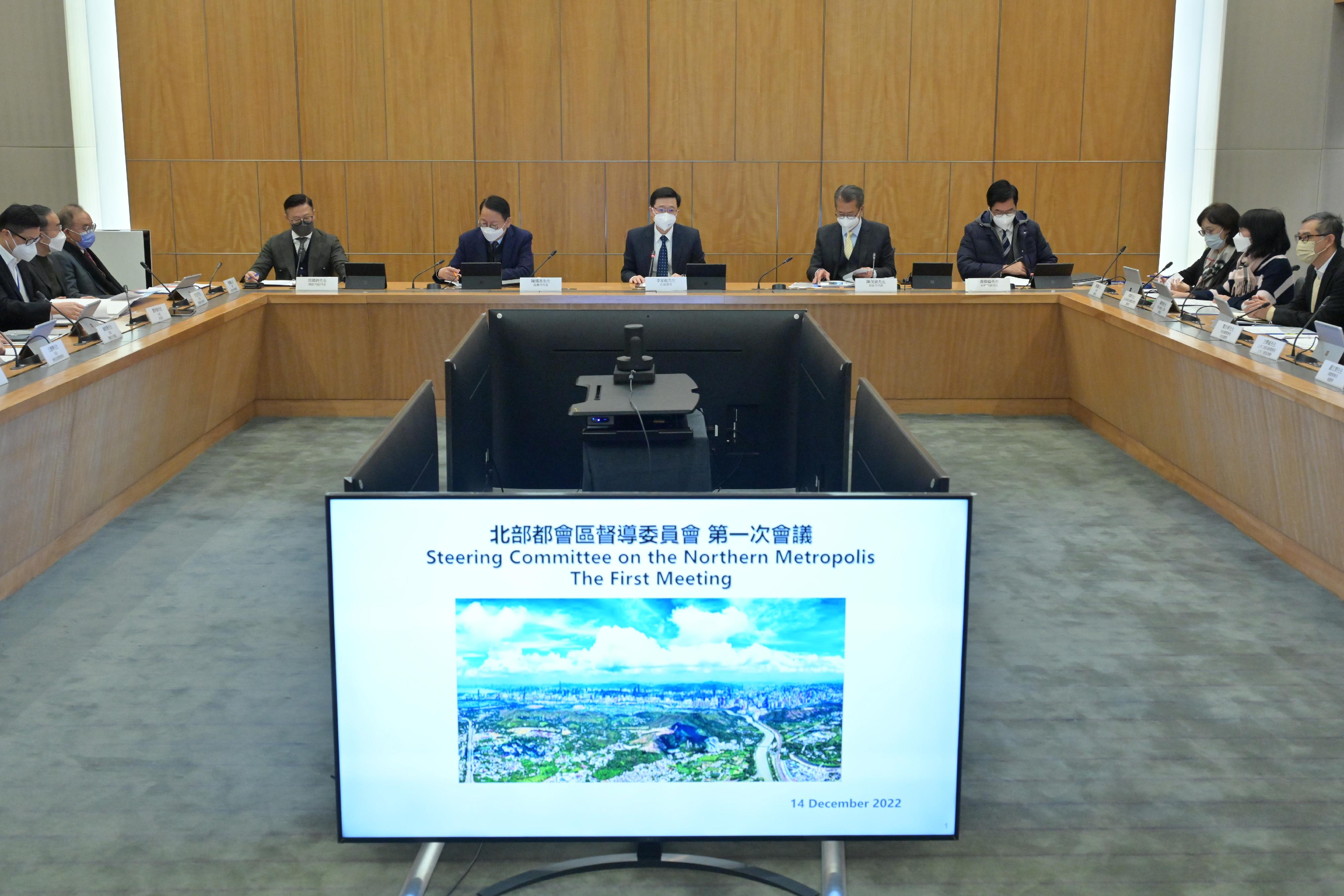 行政長官李家超（中）今日（十二月十四日）主持「北部都會區督導委員會」的首次會議。
