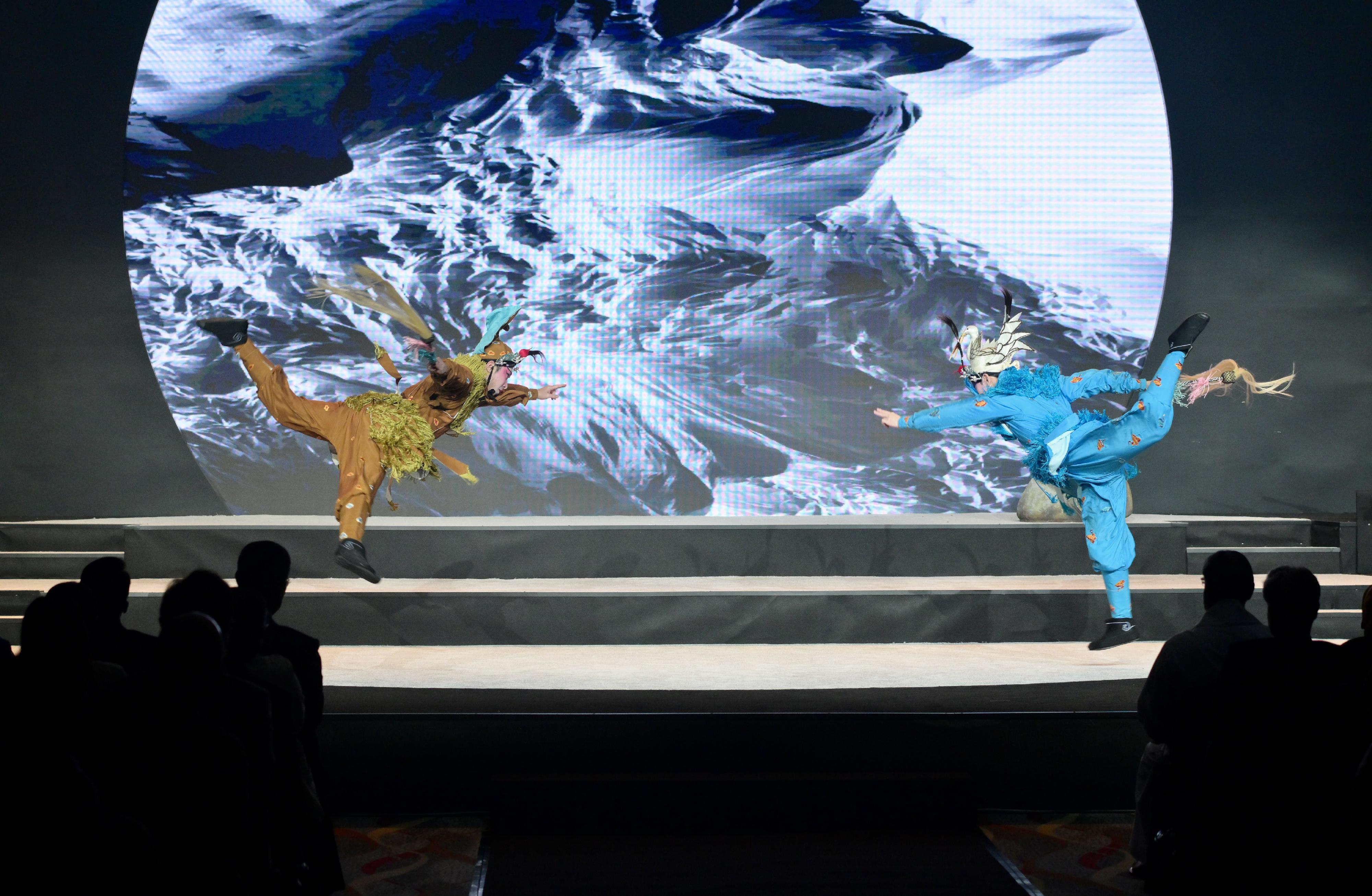 The performance in the Gala concert showcased a blend of Chinese and Western traditional and contemporary music, with multi-media visual effects, showcasing to the guests Hong Kong's position as a cultural melting pot of East and West, and the diversified and uniqueness of Hong Kong's arts talents.