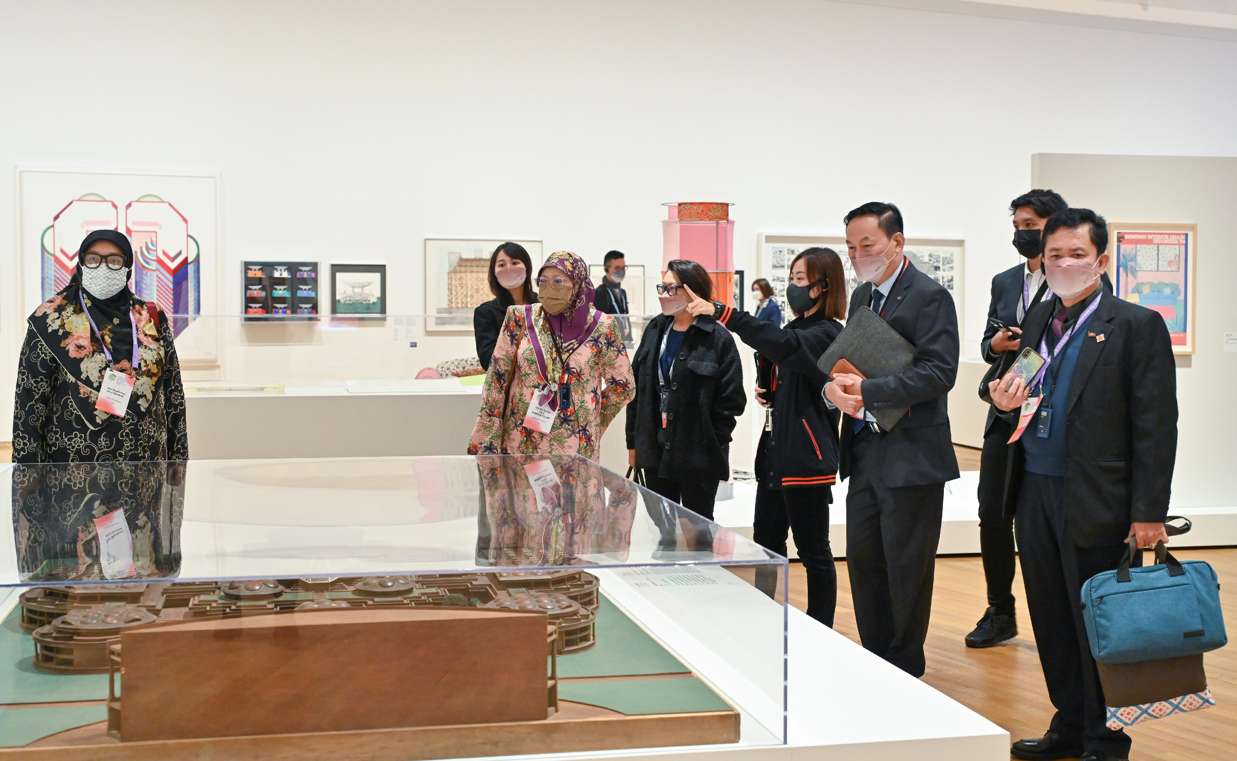 出席論壇的代表團於十二月十四日參觀西九文化區M+博物館。