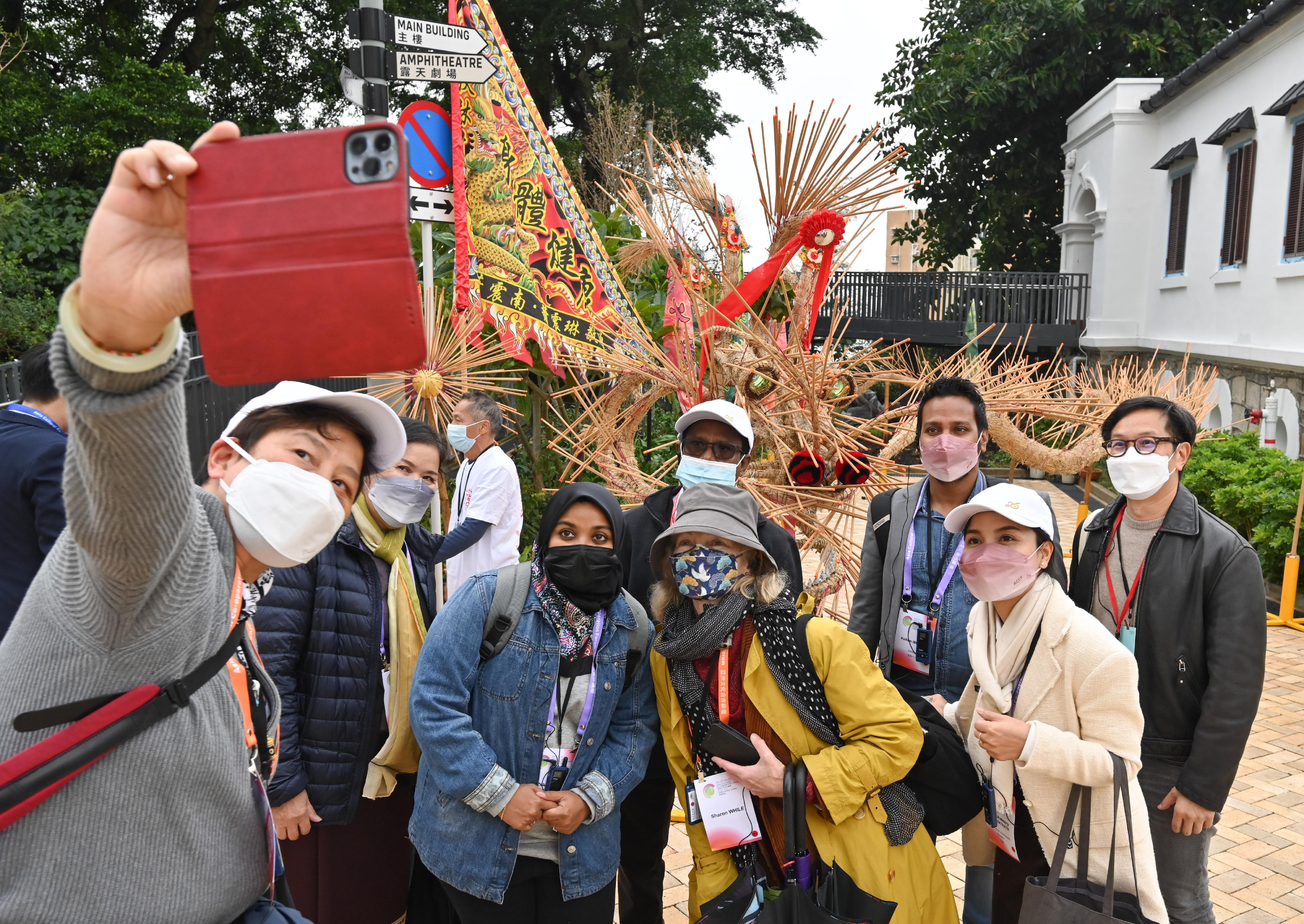 出席論壇的代表團今日（十二月十五日）參觀薄扶林村，了解香港非物質文化遺產之一的「中秋節—薄扶林舞火龍」。
