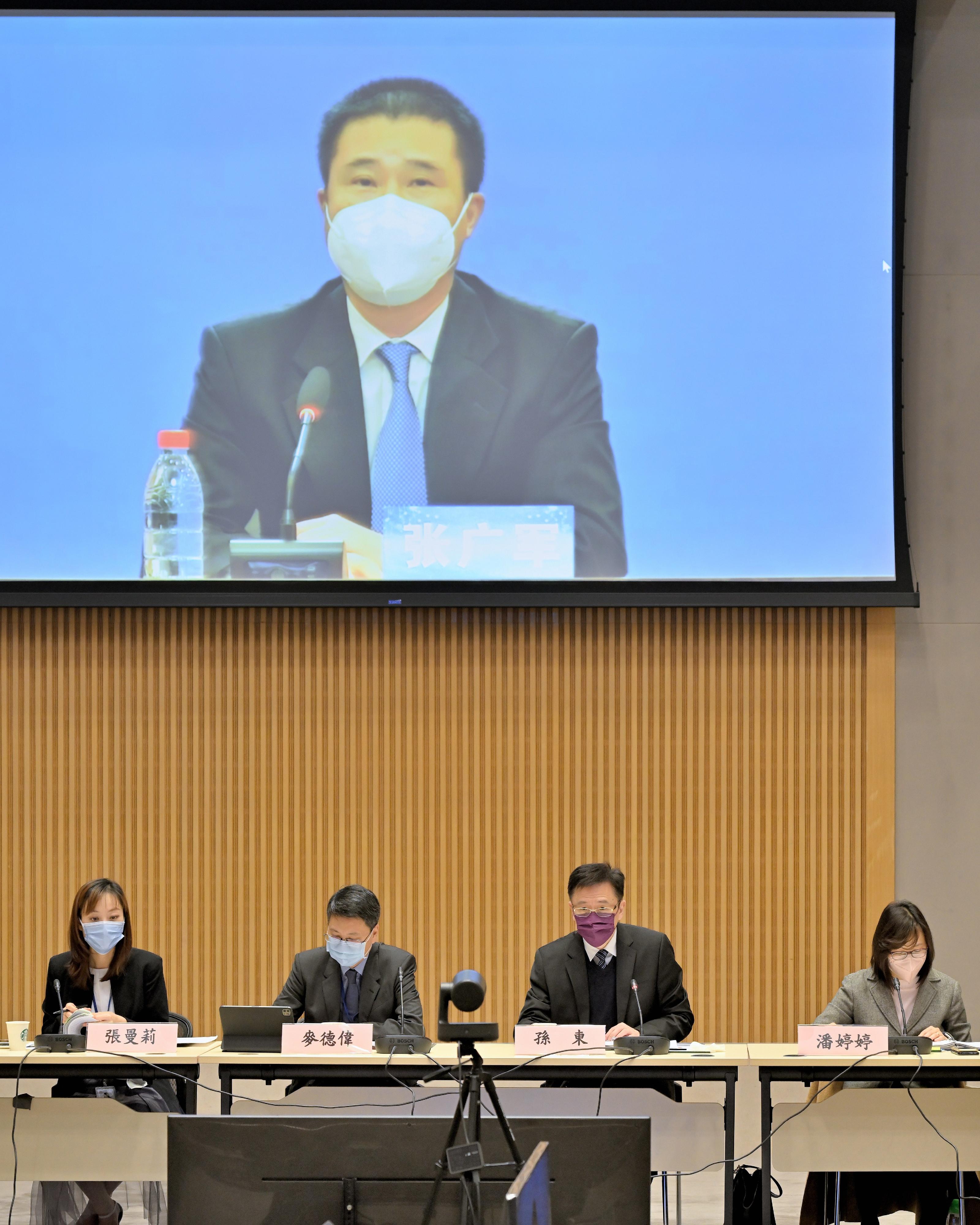 The Secretary for Innovation, Technology and Industry, Professor Sun Dong (second right), and Vice Minister of Science and Technology Professor Zhang Guangjun (on screen), co-chair the 16th meeting of the Mainland/Hong Kong Science and Technology Co-operation Committee via video conferencing today (December 16). Also joining the meeting are the Permanent Secretary for Innovation, Technology and Industry, Mr Eddie Mak (second left); the Under Secretary for Innovation, Technology and Industry, Ms Lillian Cheong (first left); and the Commissioner for Innovation and Technology, Ms Rebecca Pun (first right).
