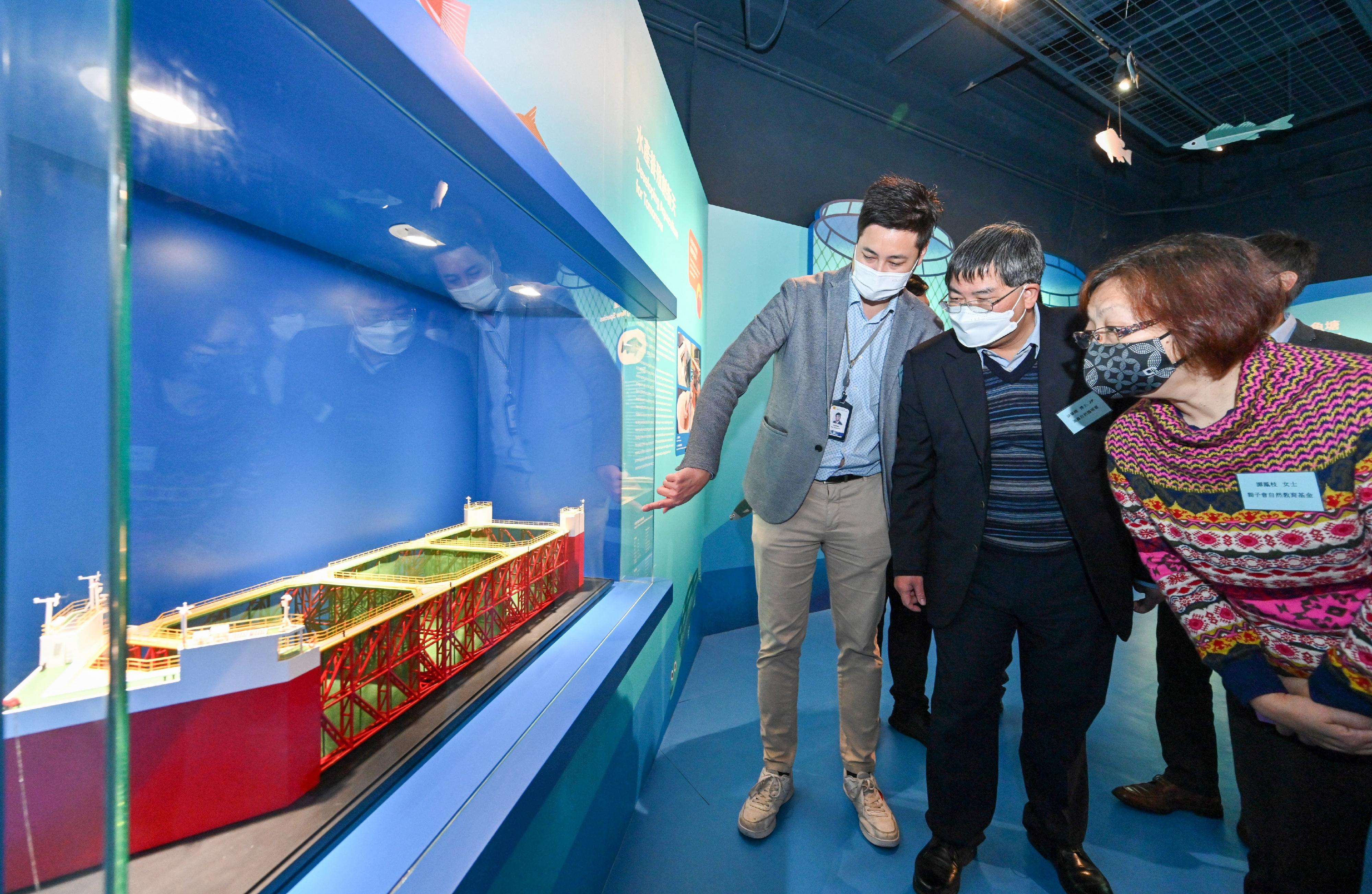 The Fisheries Hall located at the Lions Nature Education Centre at Tsiu Hang, Sai Kung, reopened today (December 16) upon completion of its revamp. Photo shows the Director of Agriculture, Fisheries and Conservation, Dr Leung Siu-fai (second left), Legislative Council Member Mr Steven Ho (first left) and other guests viewing a miniature model of a semi-submersible steel truss cage farm.