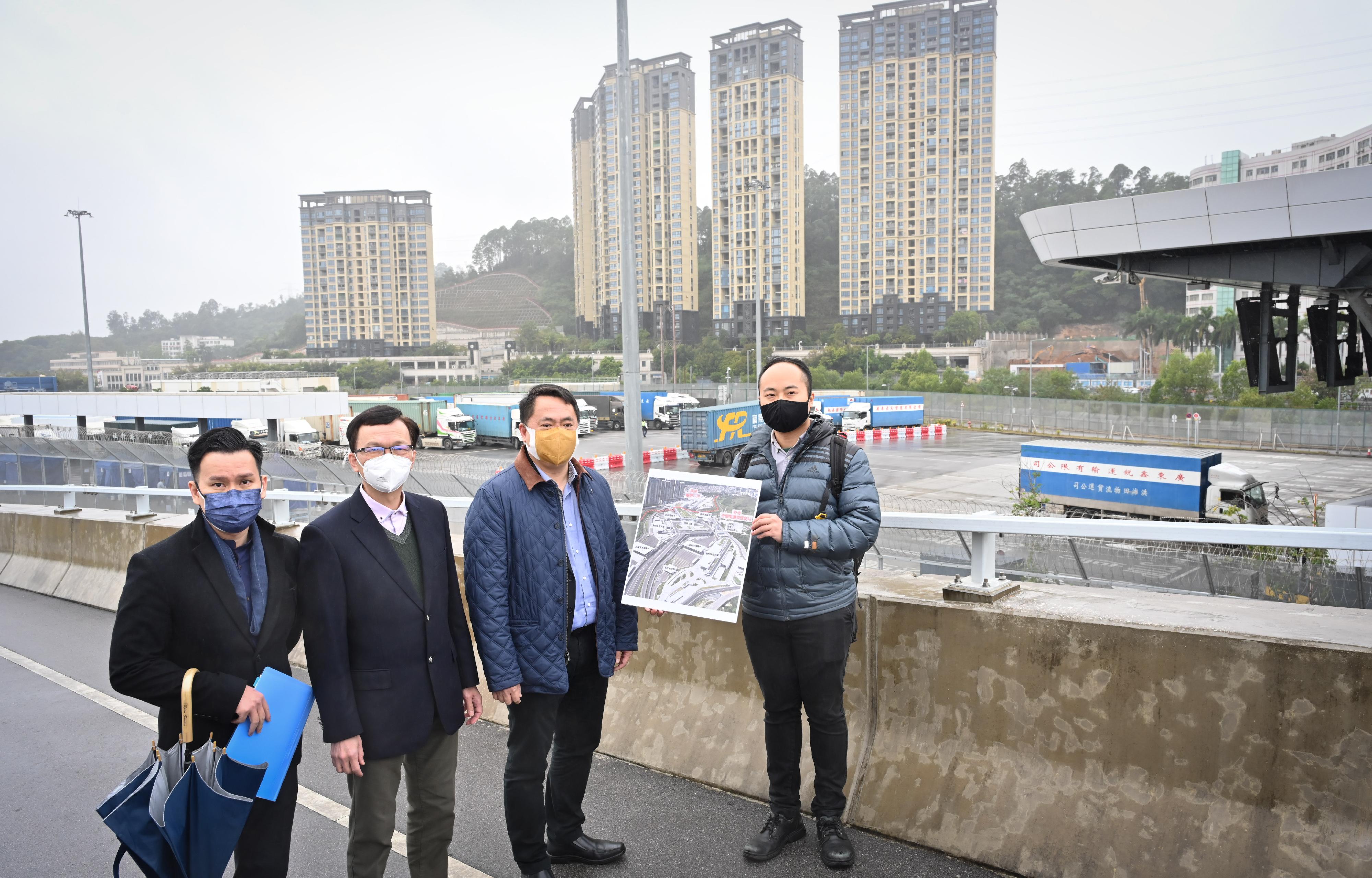 The Acting Secretary for Transport and Logistics, Mr Liu Chun-san, visited the Heung Yuen Wai Boundary Control Point this morning (December 16) to inspect cross-boundary land transport of goods. Photo shows Mr Liu (second left) being briefed by Assistant Commissioner for Transport (New Territories) of the Transport Department, Mr Patrick Wong (second right), on the latest cross-boundary land transport situation after resuming the "point-to-point" transport arrangement.