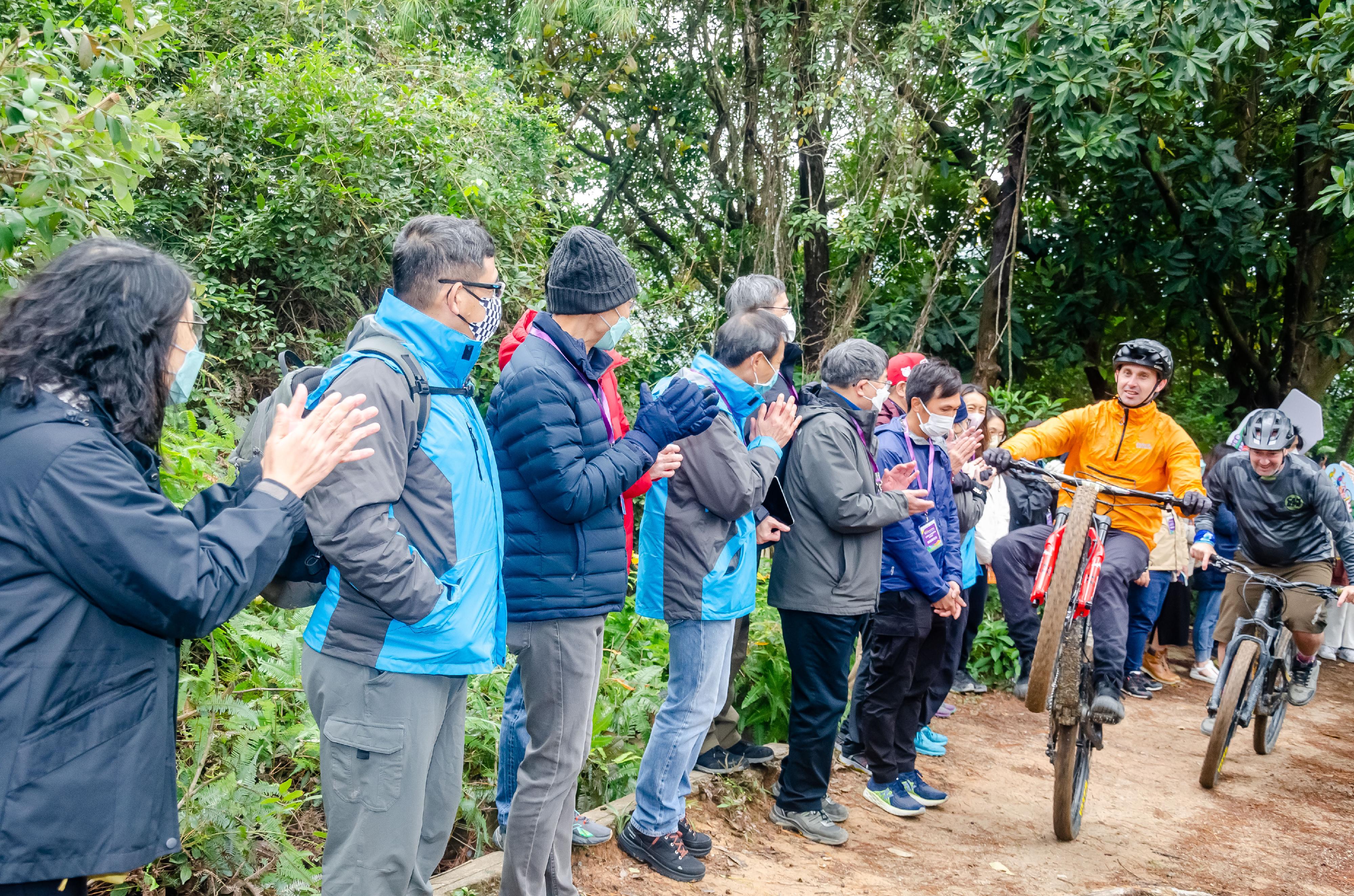 The Civil Engineering and Development Department and the Agriculture, Fisheries and Conservation Department held the Mui Wo Mountain Bike Practice Ground Opening Ceremony today (December 17). Photo shows officiating guests watching the mountain bike demonstration.